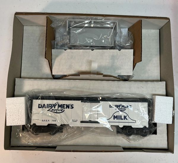 Lionel 19818 OPERATING DAIRYMEN'S MILK CAR & PLATFORM SET
