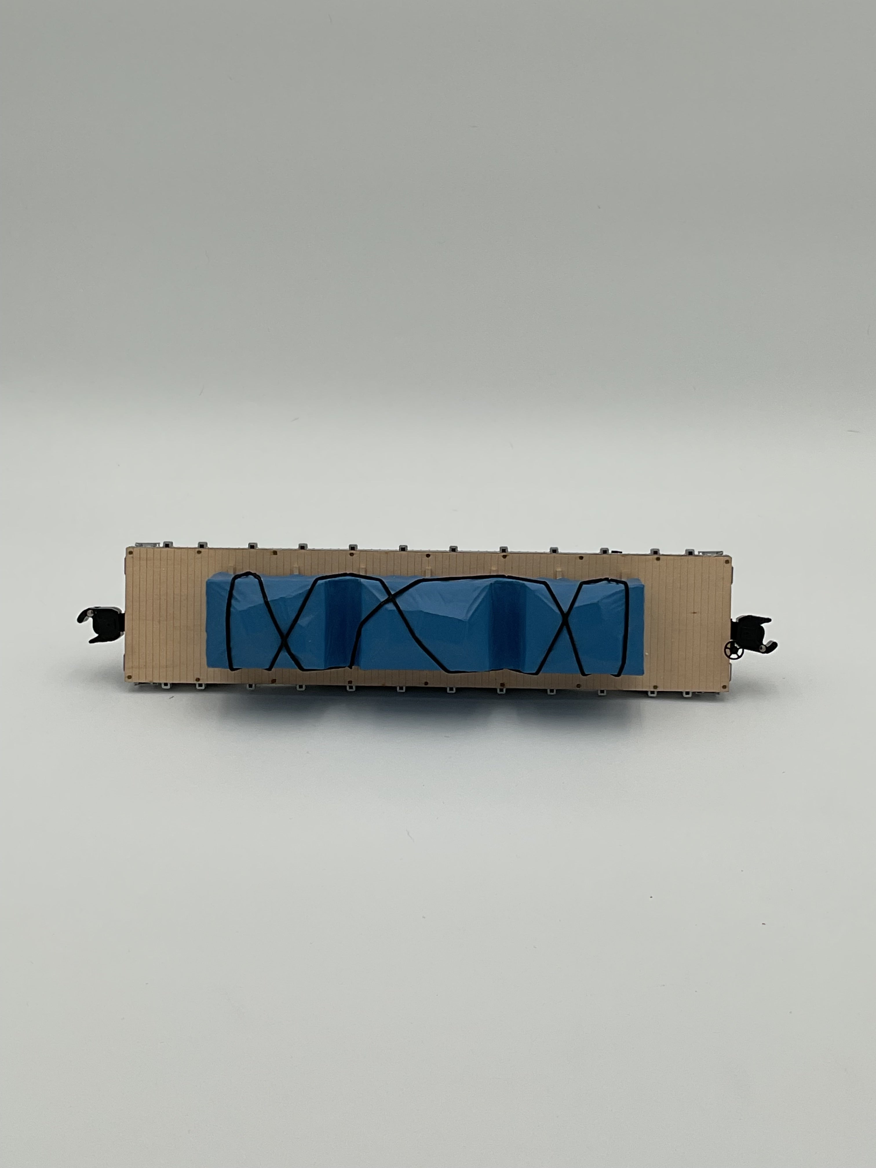 Lionel O 27543 Santa Fe Flatcar with Covered Load