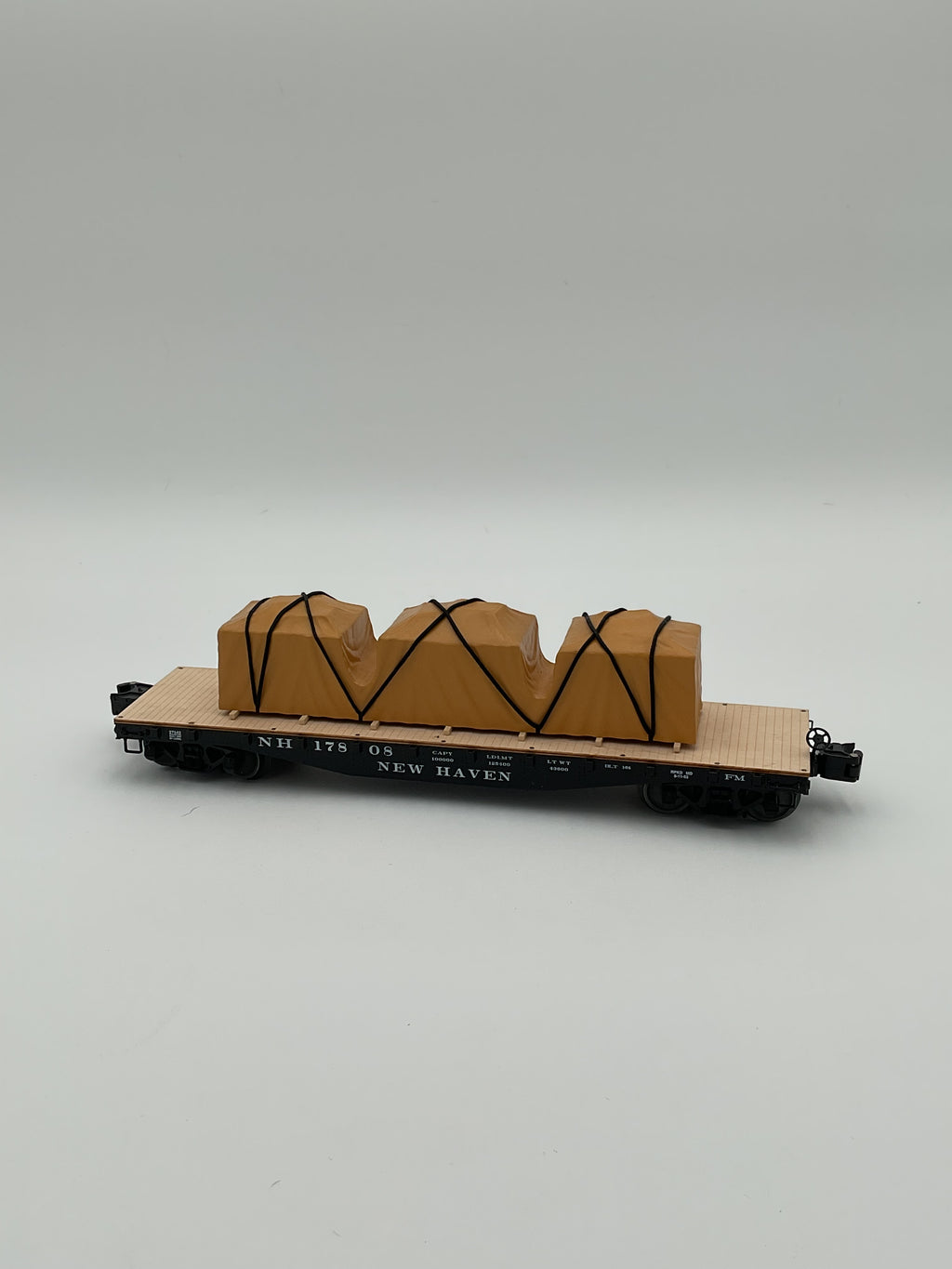 Lionel O 27542 New Haven 40’ Flatcar with Covered Load