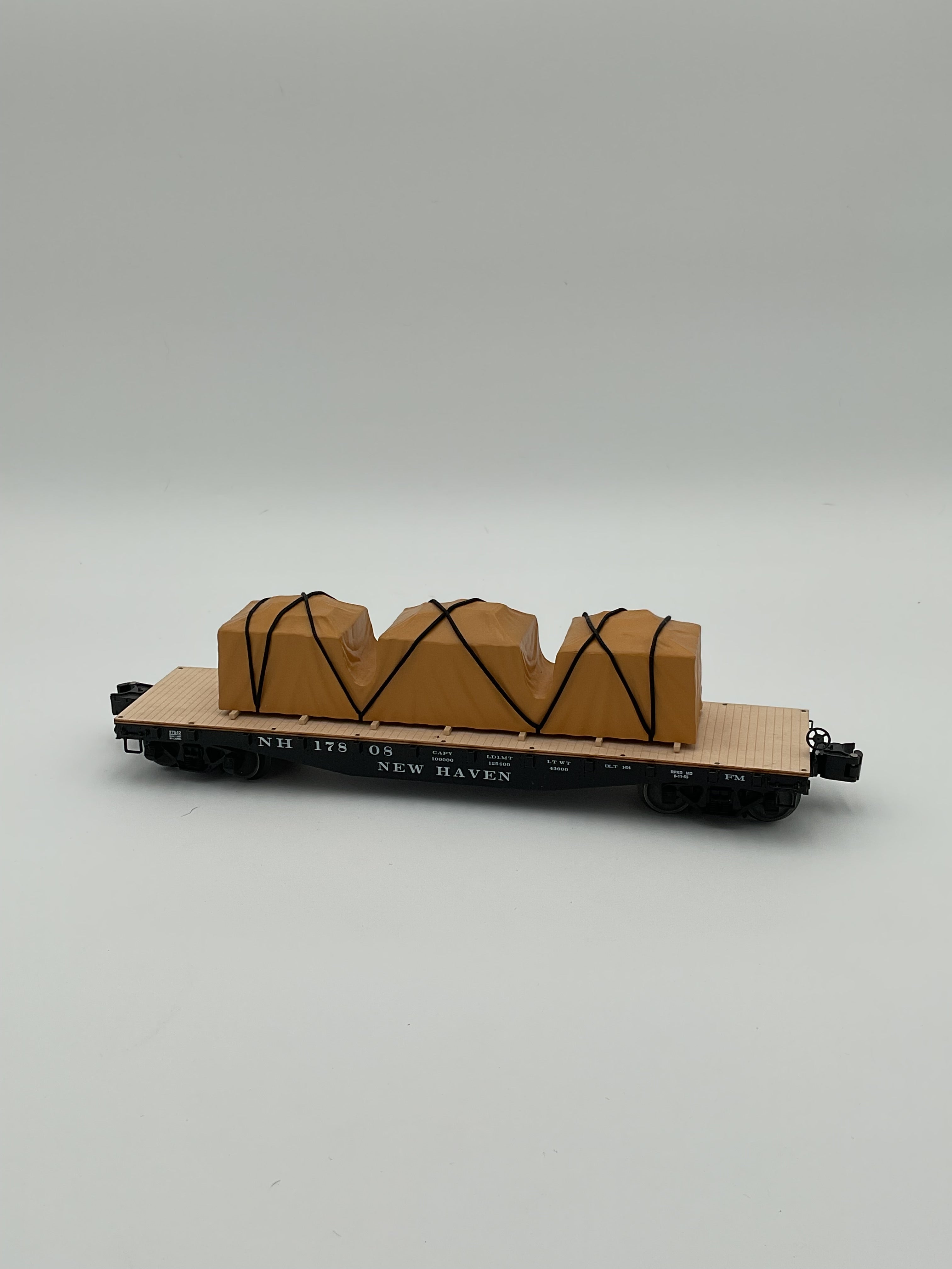 Lionel O 27542 New Haven 40’ Flatcar with Covered Load