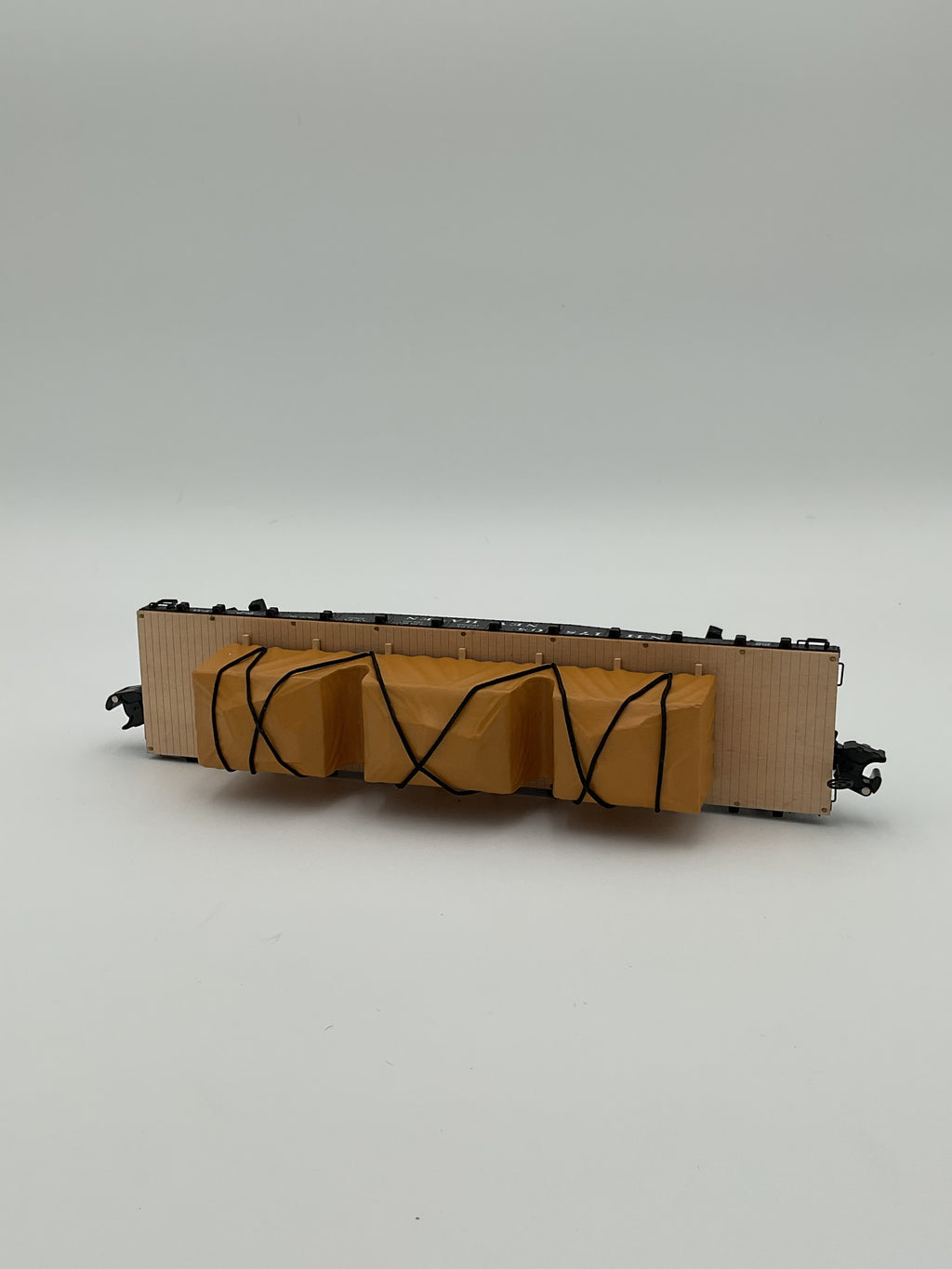 Lionel O 27542 New Haven 40’ Flatcar with Covered Load