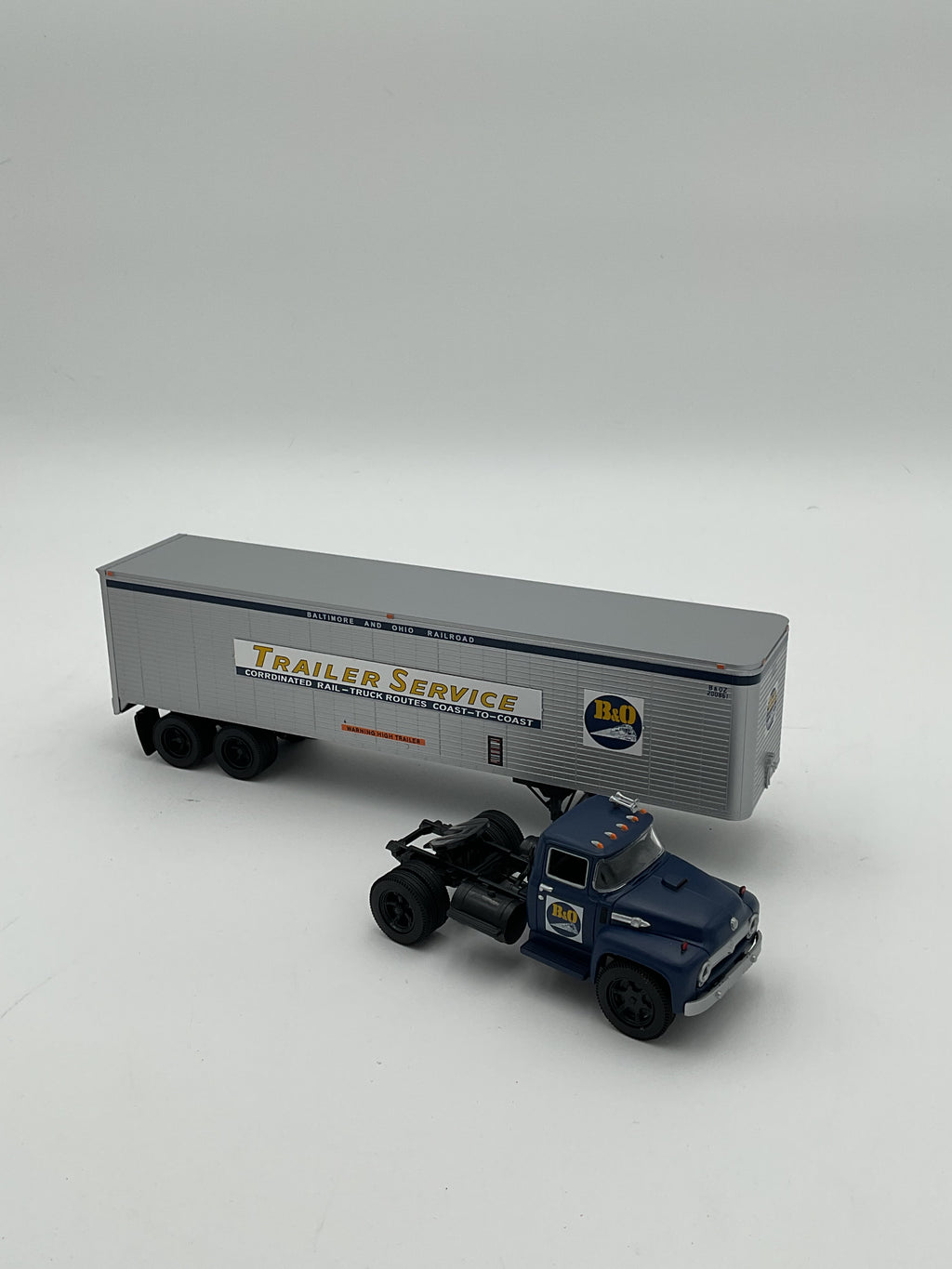 Lionel O 82845 B&O 40’ Trailer with Tractor