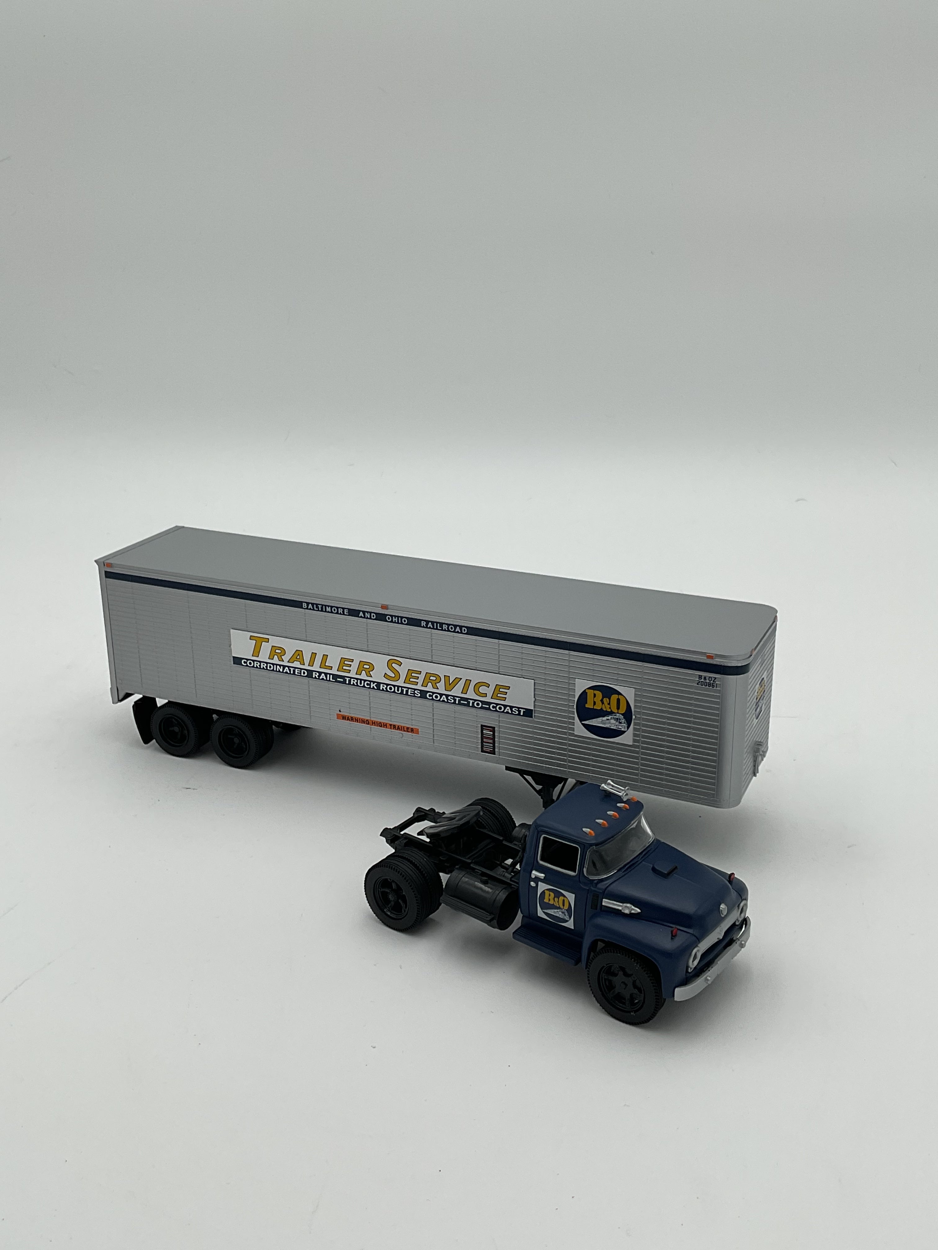 Lionel O 82845 B&O 40’ Trailer with Tractor