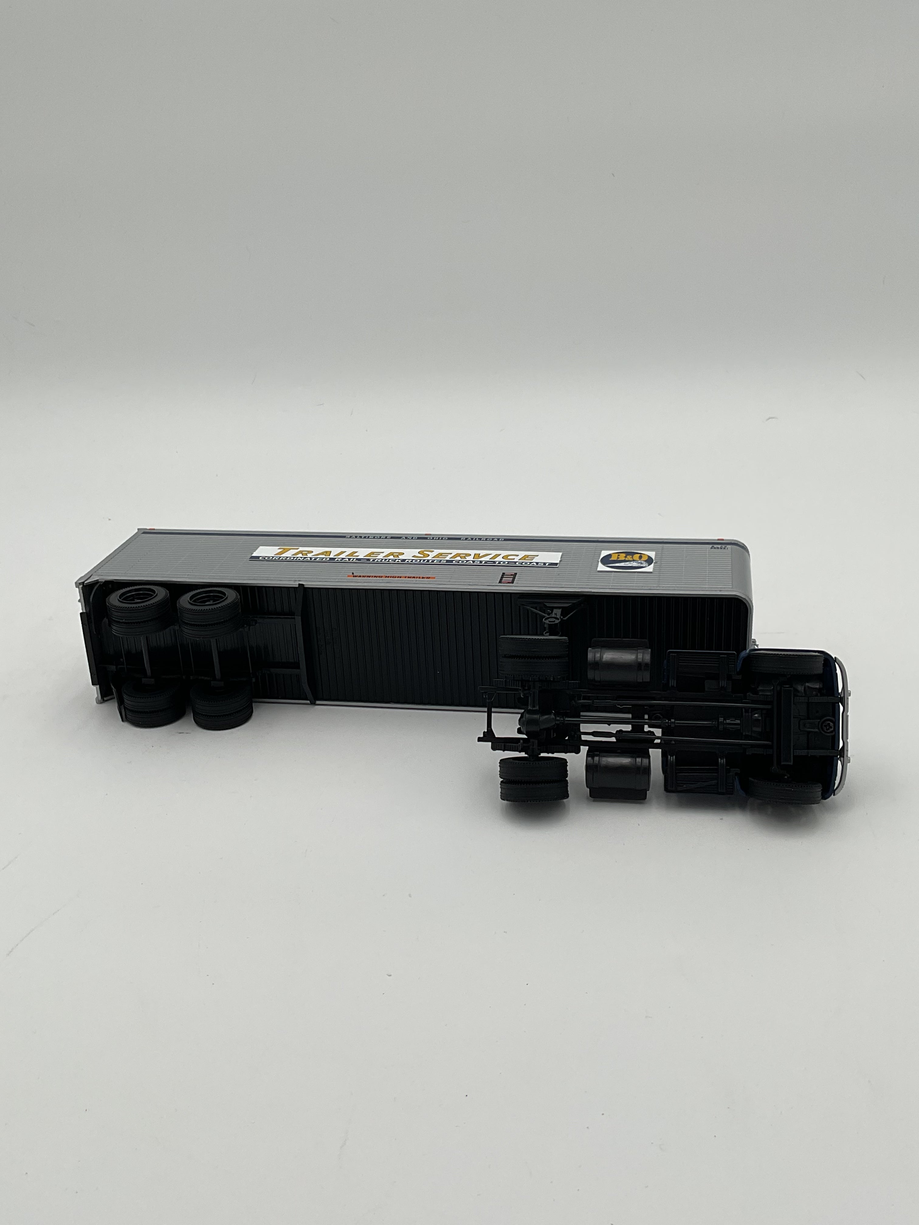 Lionel O 82845 B&O 40’ Trailer with Tractor