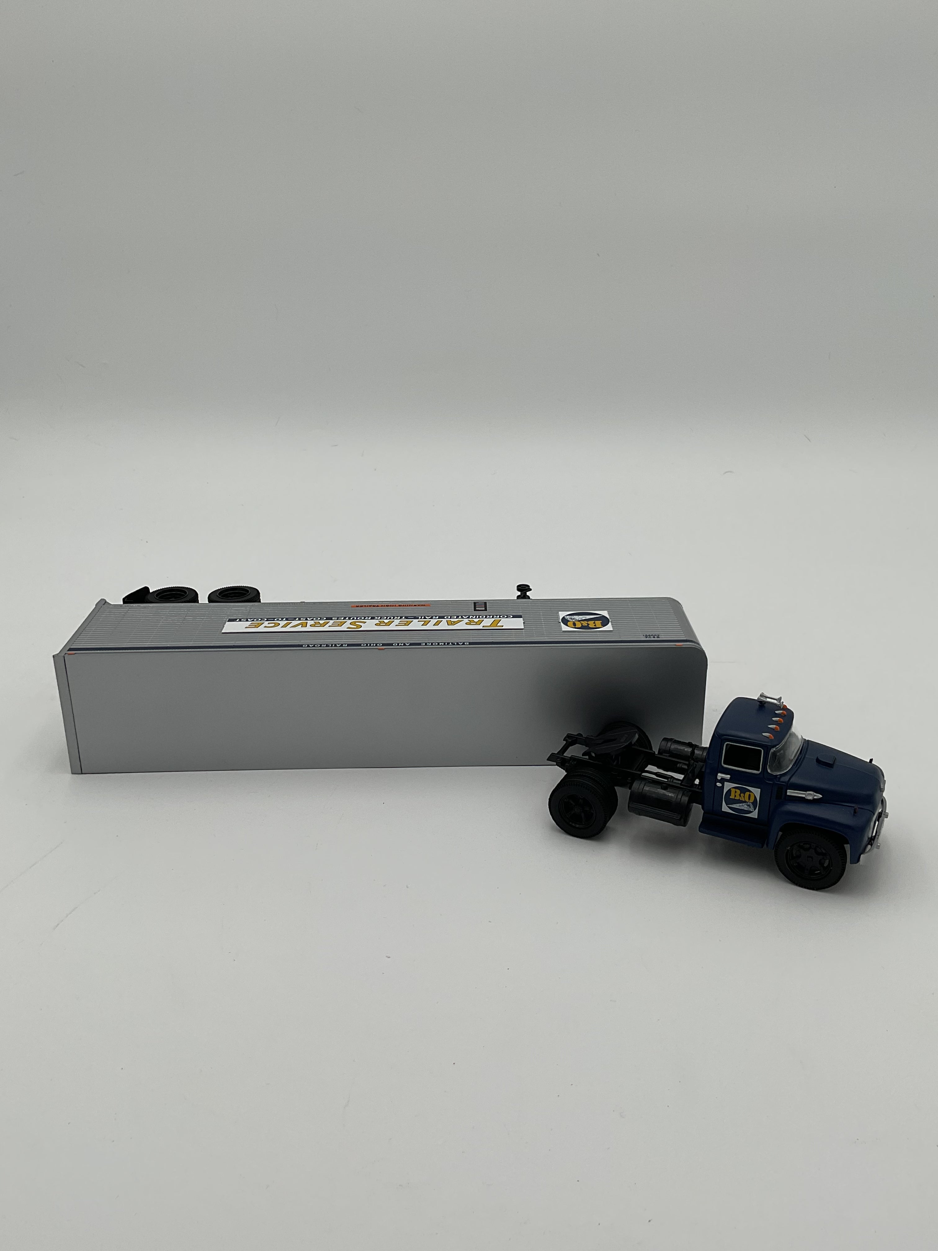 Lionel O 82845 B&O 40’ Trailer with Tractor