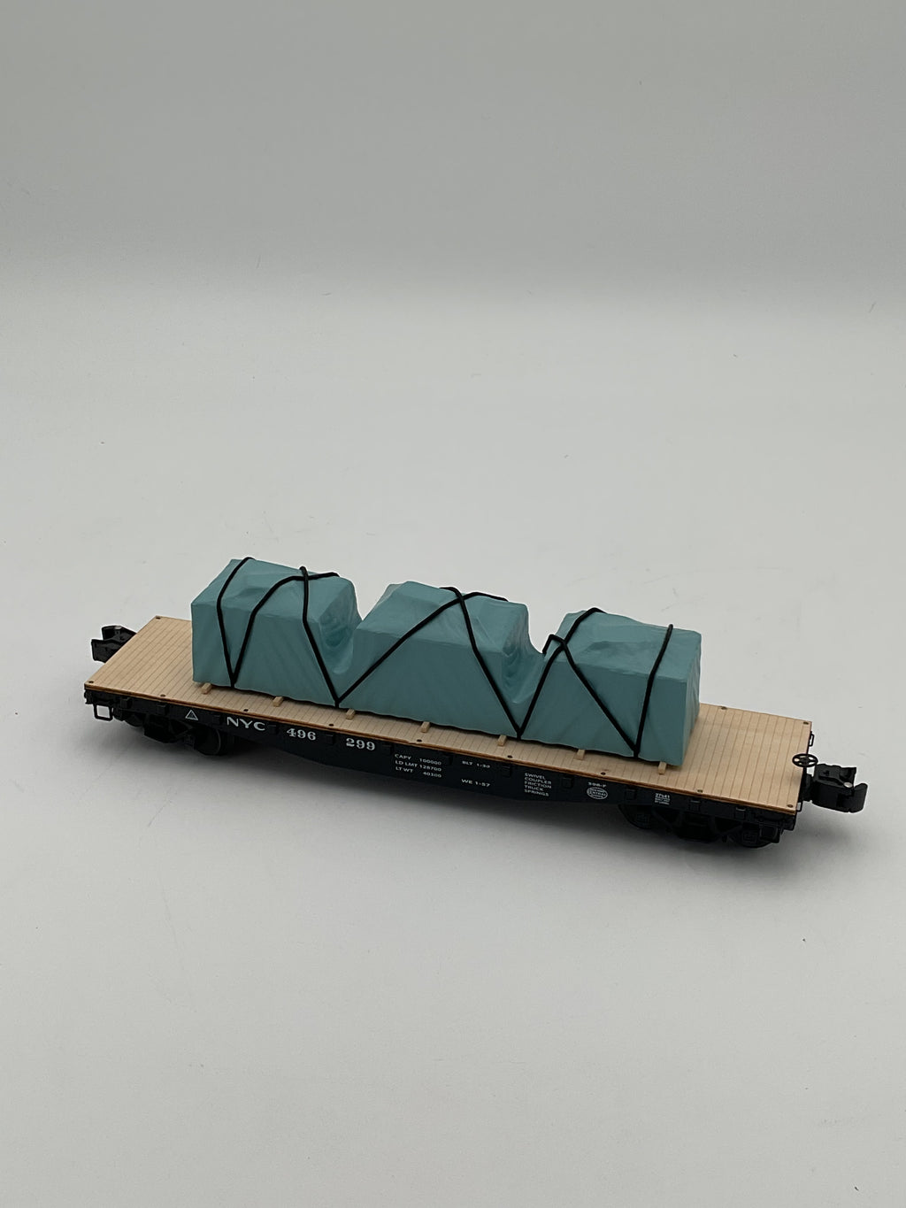 Lionel O 27541 NYC 40’ Flatcar with Covered Load