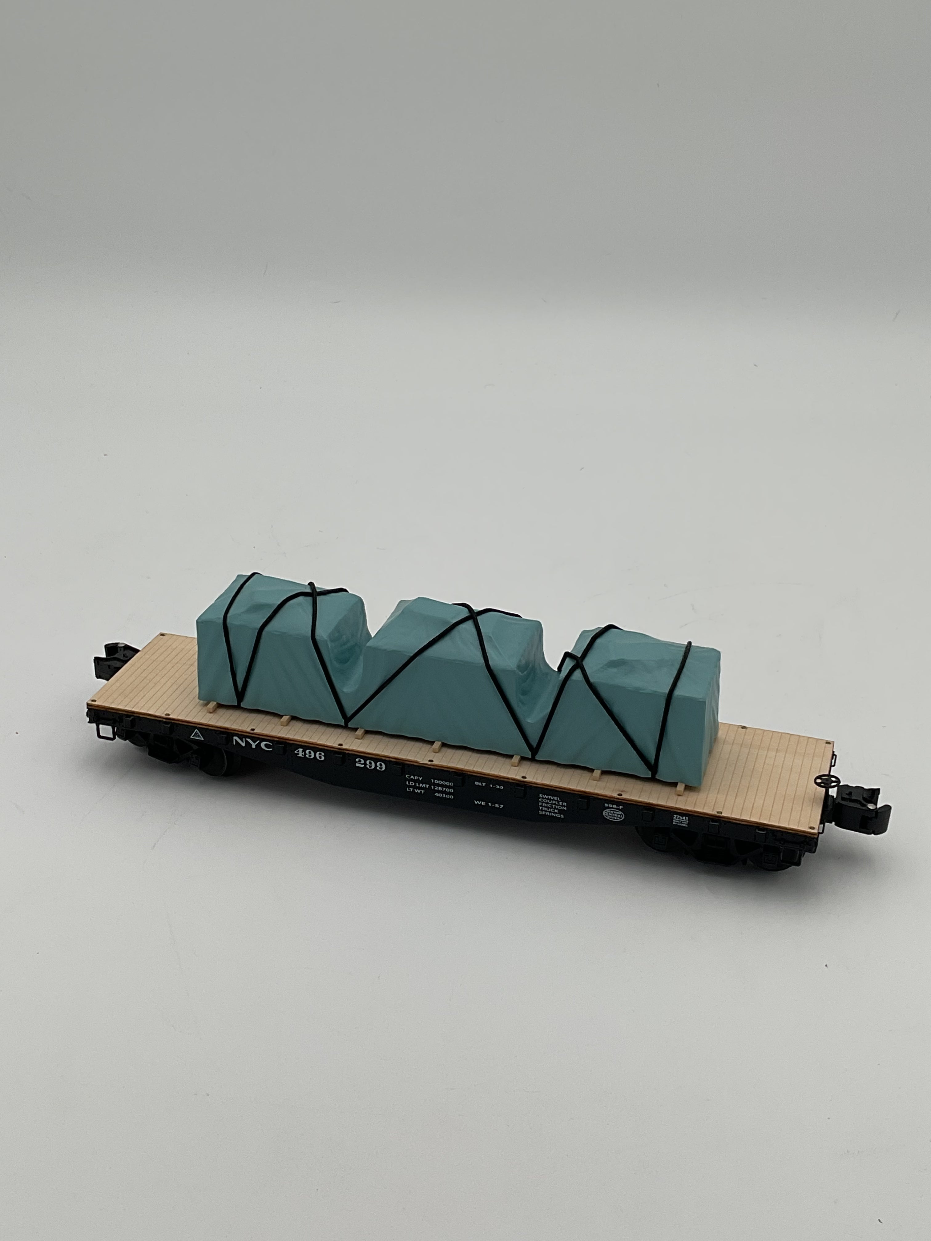 Lionel O 27541 NYC 40’ Flatcar with Covered Load