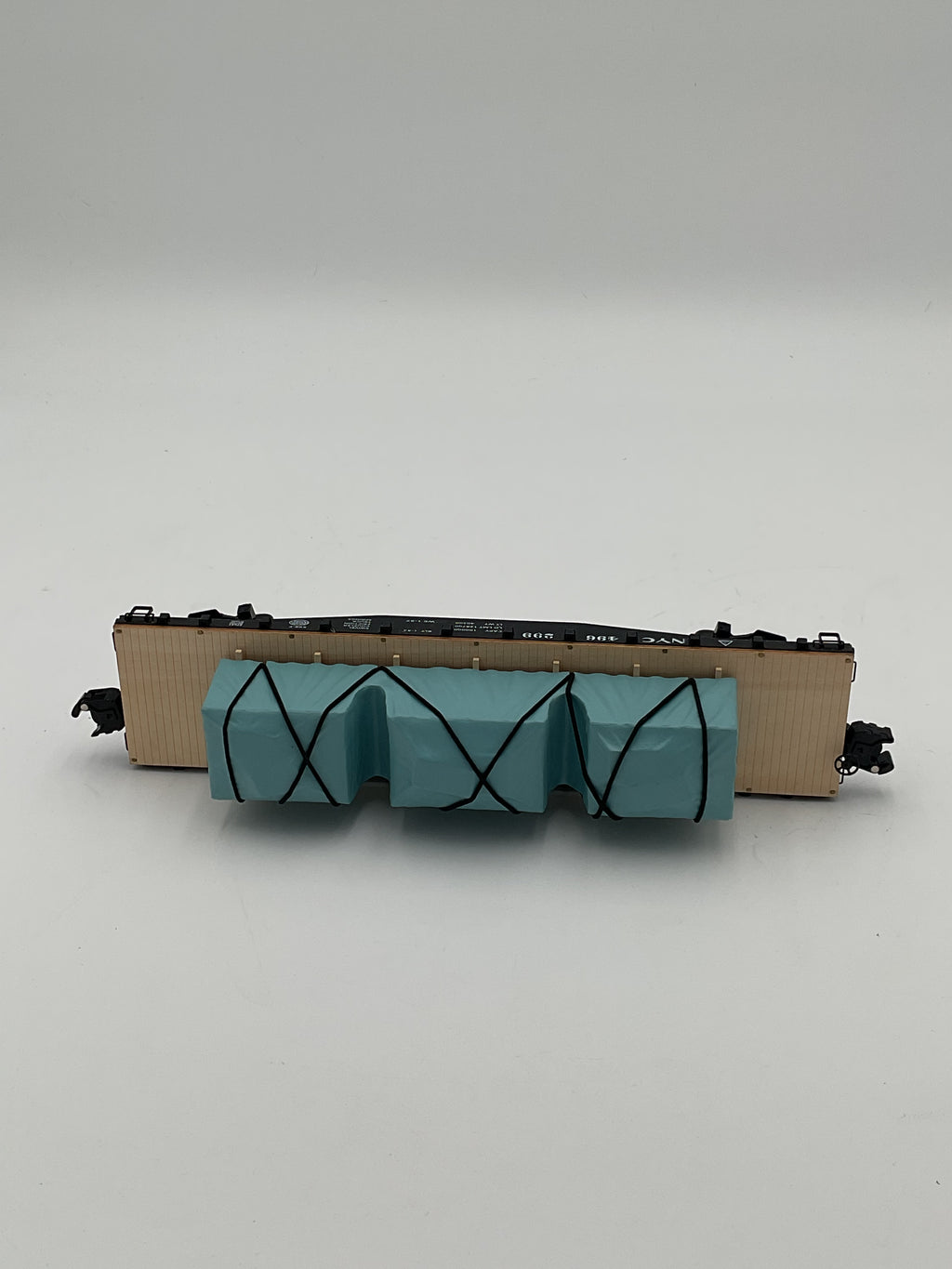 Lionel O 27541 NYC 40’ Flatcar with Covered Load