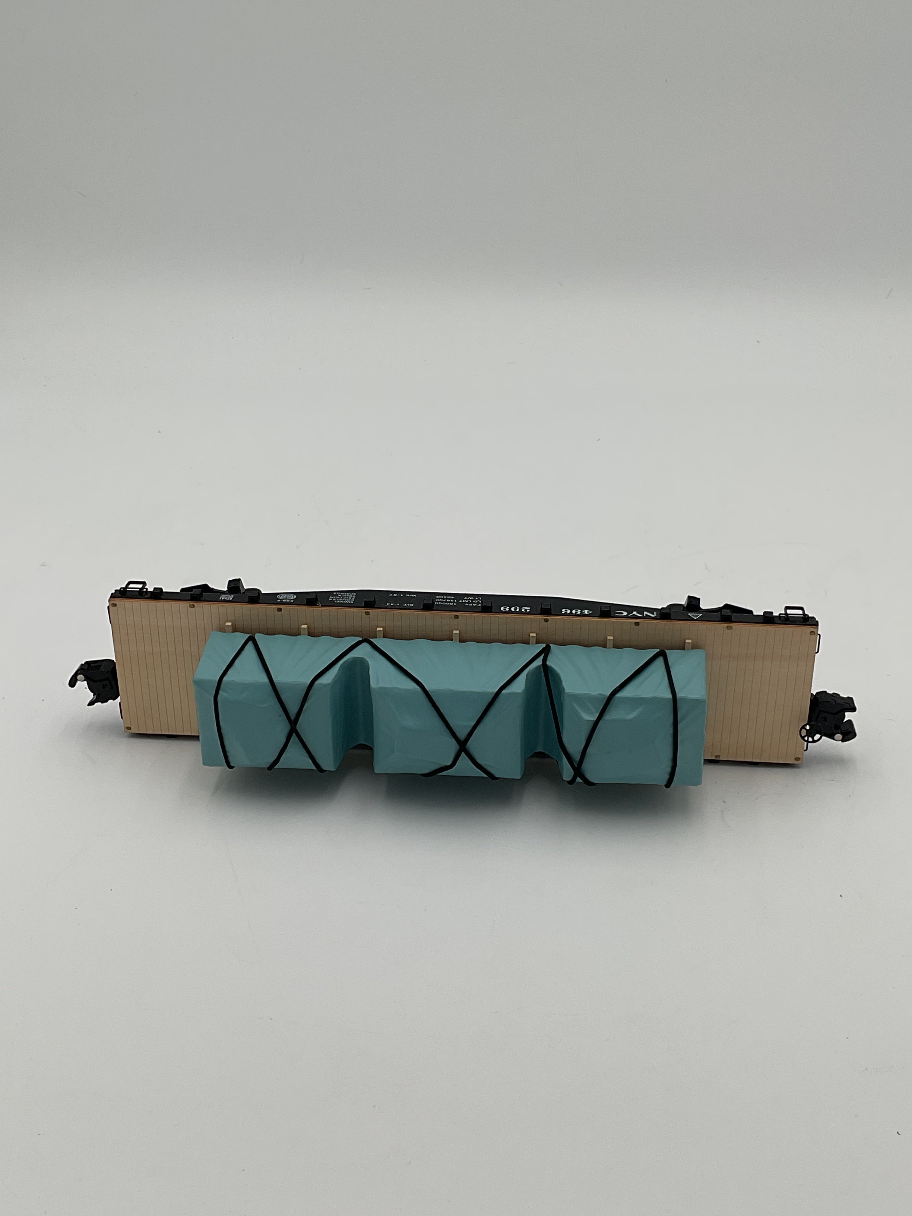 Lionel O 27541 NYC 40’ Flatcar with Covered Load