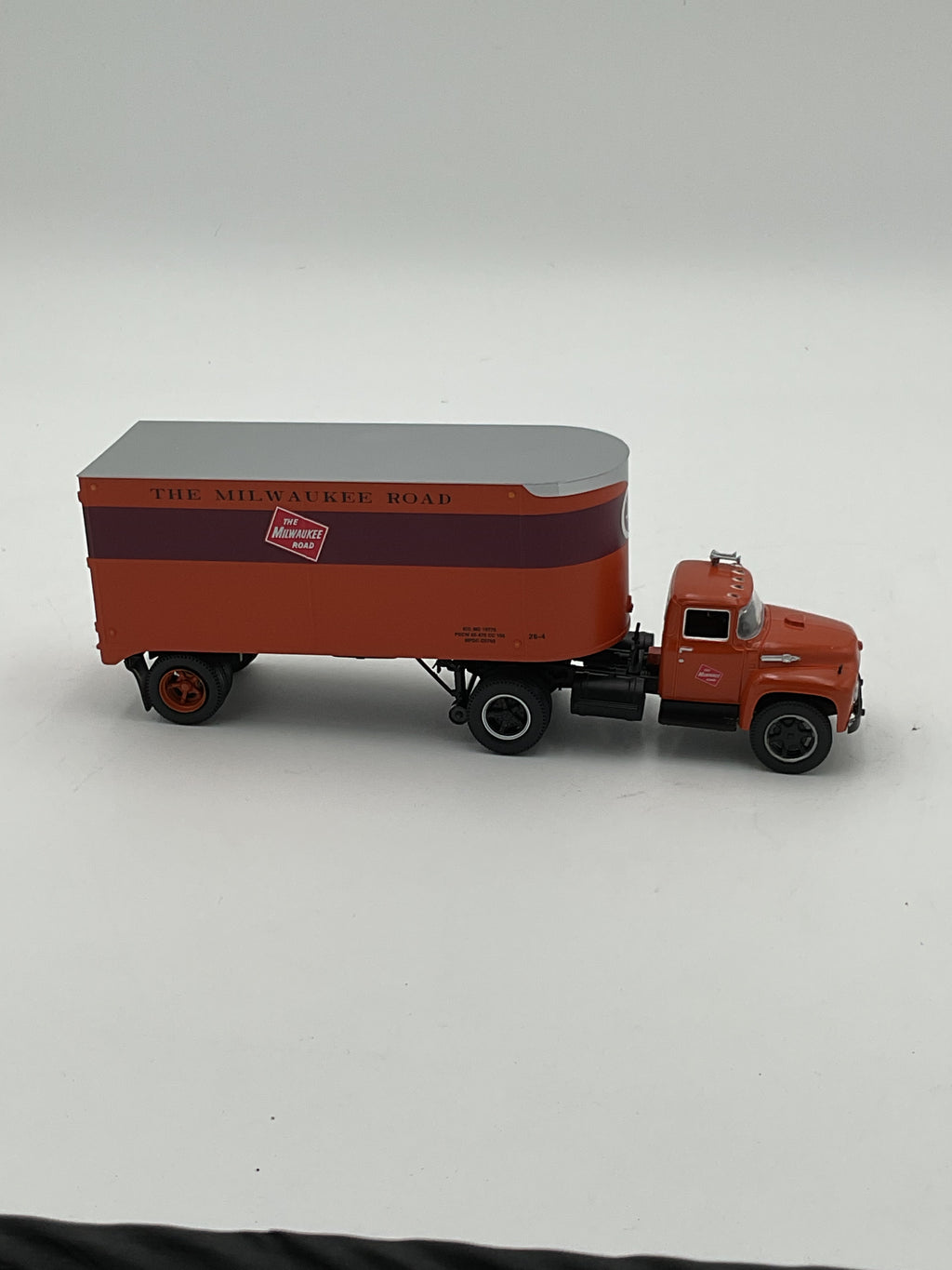Lionel O 81902 MILW Scale Tractor & 20’ Trailer