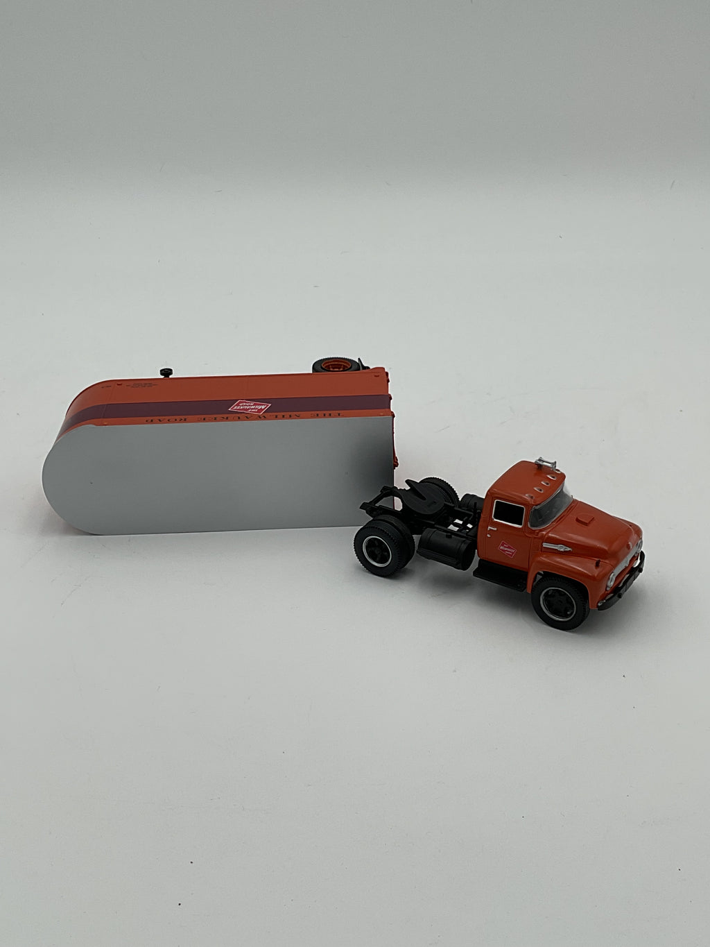 Lionel O 81902 MILW Scale Tractor & 20’ Trailer