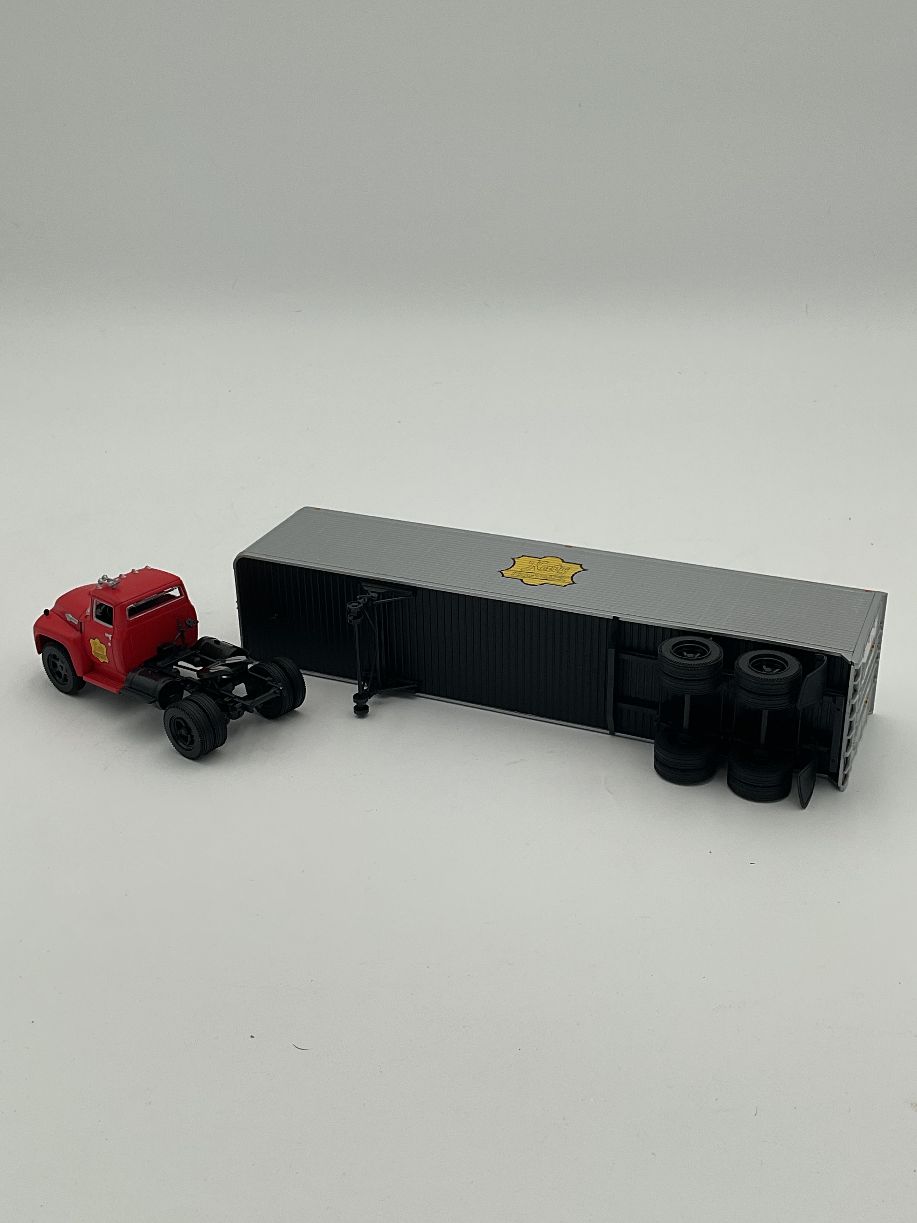 Lionel O 82847 MKT 40’ Trailer with Tractor