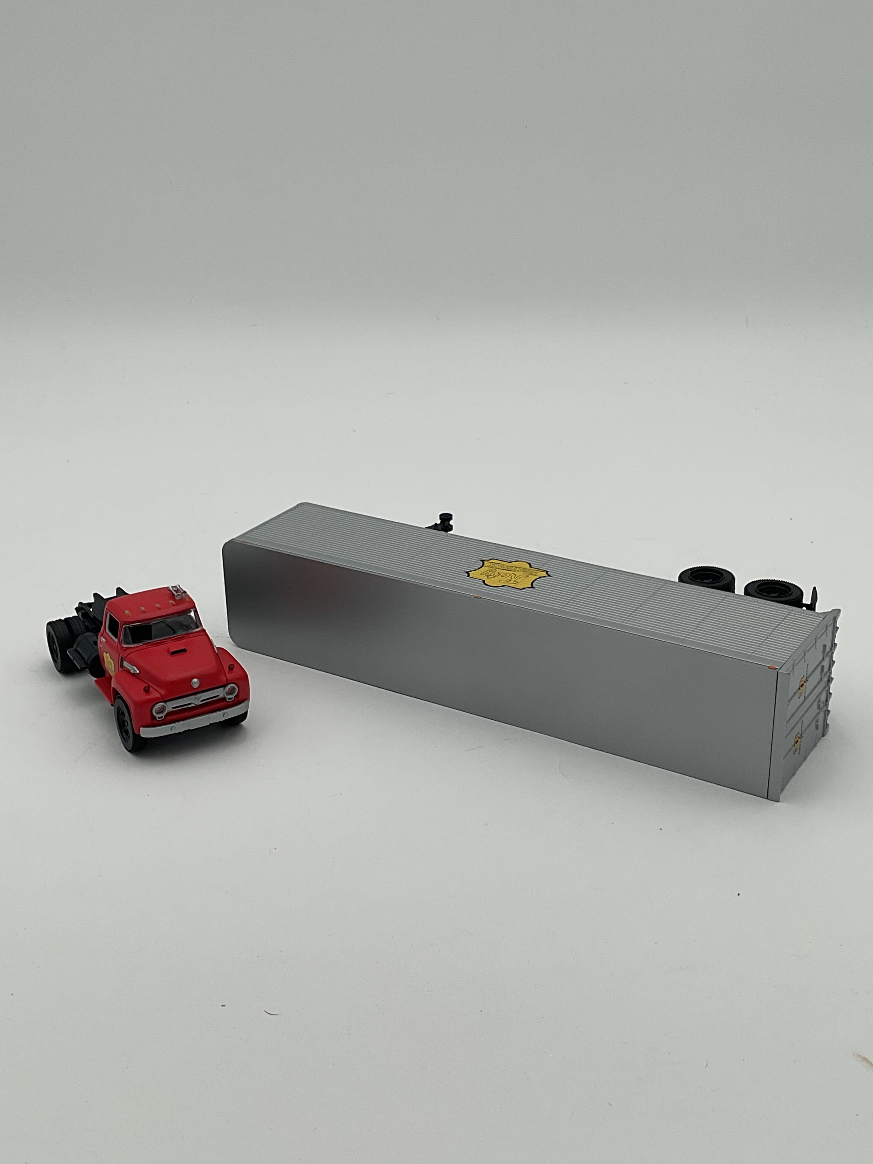 Lionel O 82847 MKT 40’ Trailer with Tractor