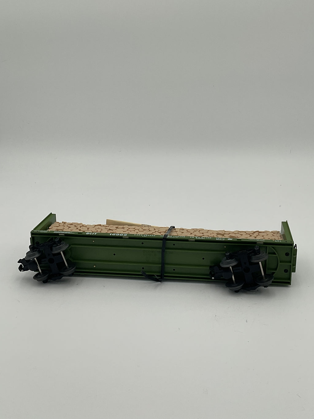 Lionel O 16982 9823 BC Rail Bulkhead Flatcar with Cut Wood Load
