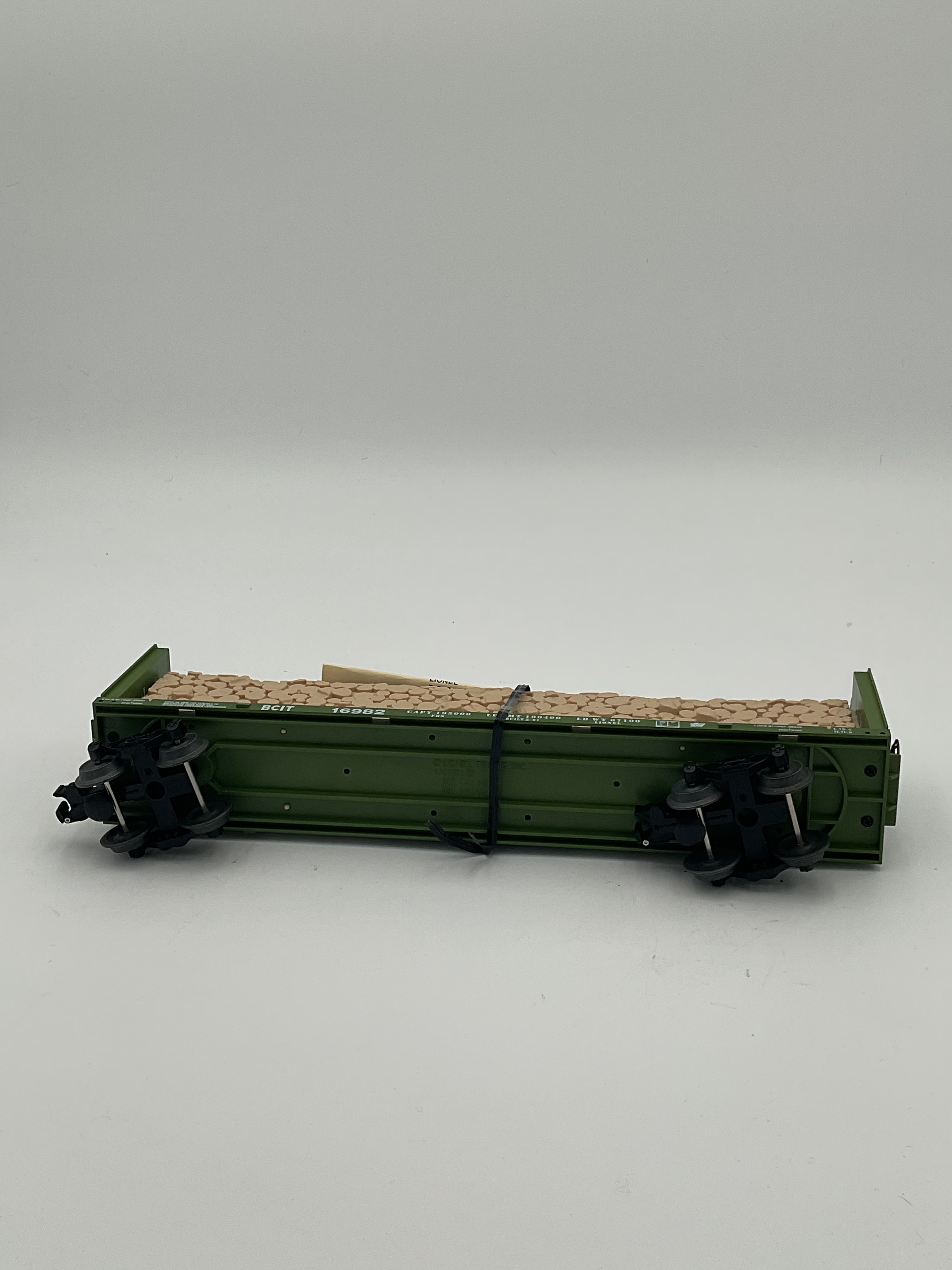 Lionel O 16982 9823 BC Rail Bulkhead Flatcar with Cut Wood Load
