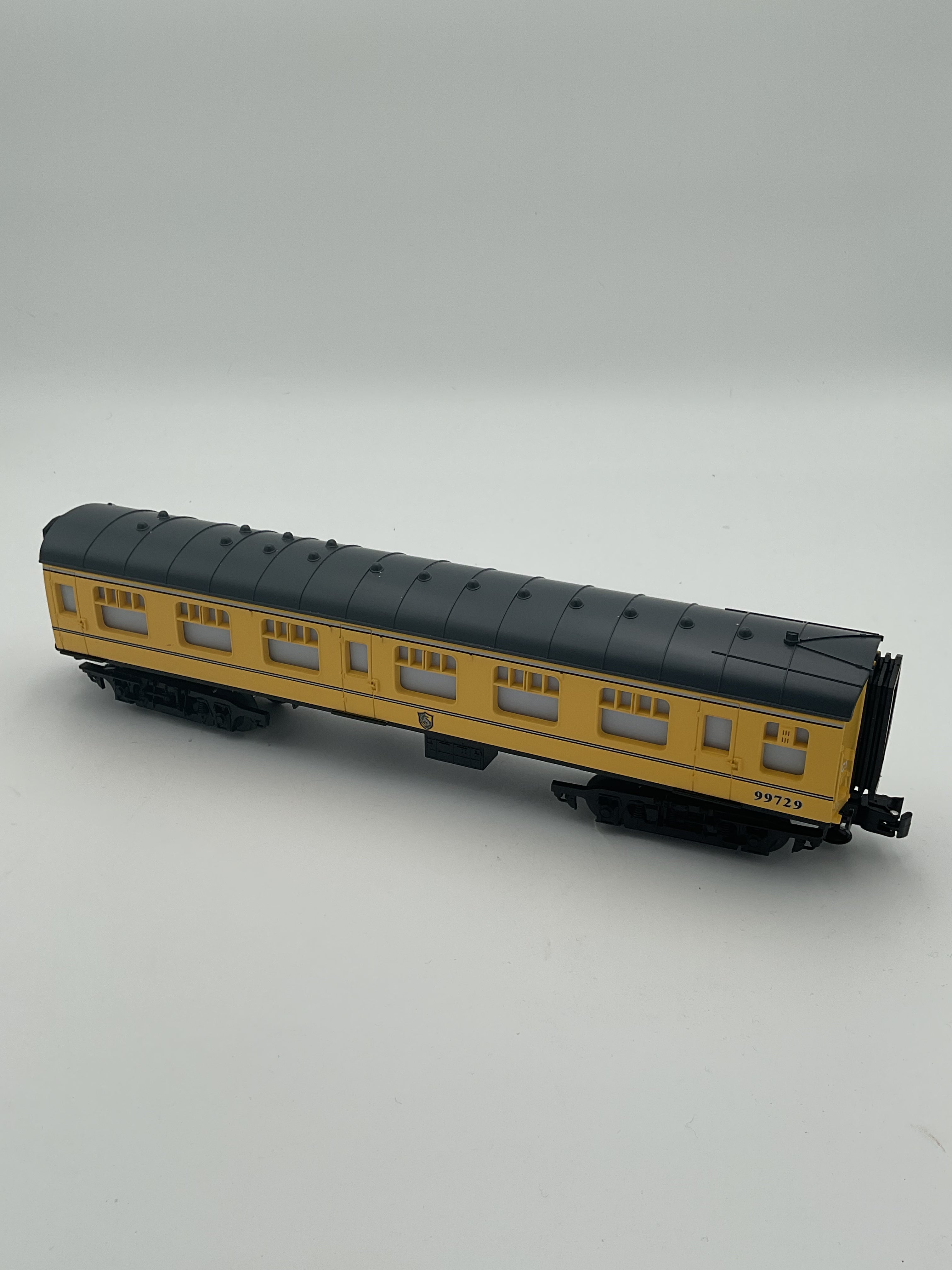 Lionel O 2327250 Hogwarts Express Hufflepuff House Add-On Coach