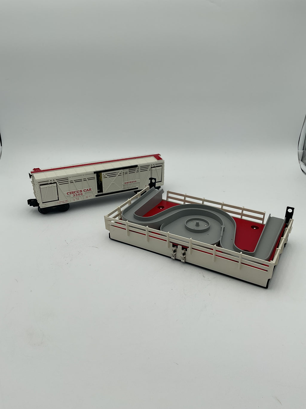 Lionel O 36703 3666 Operating Stock Car and Corral
