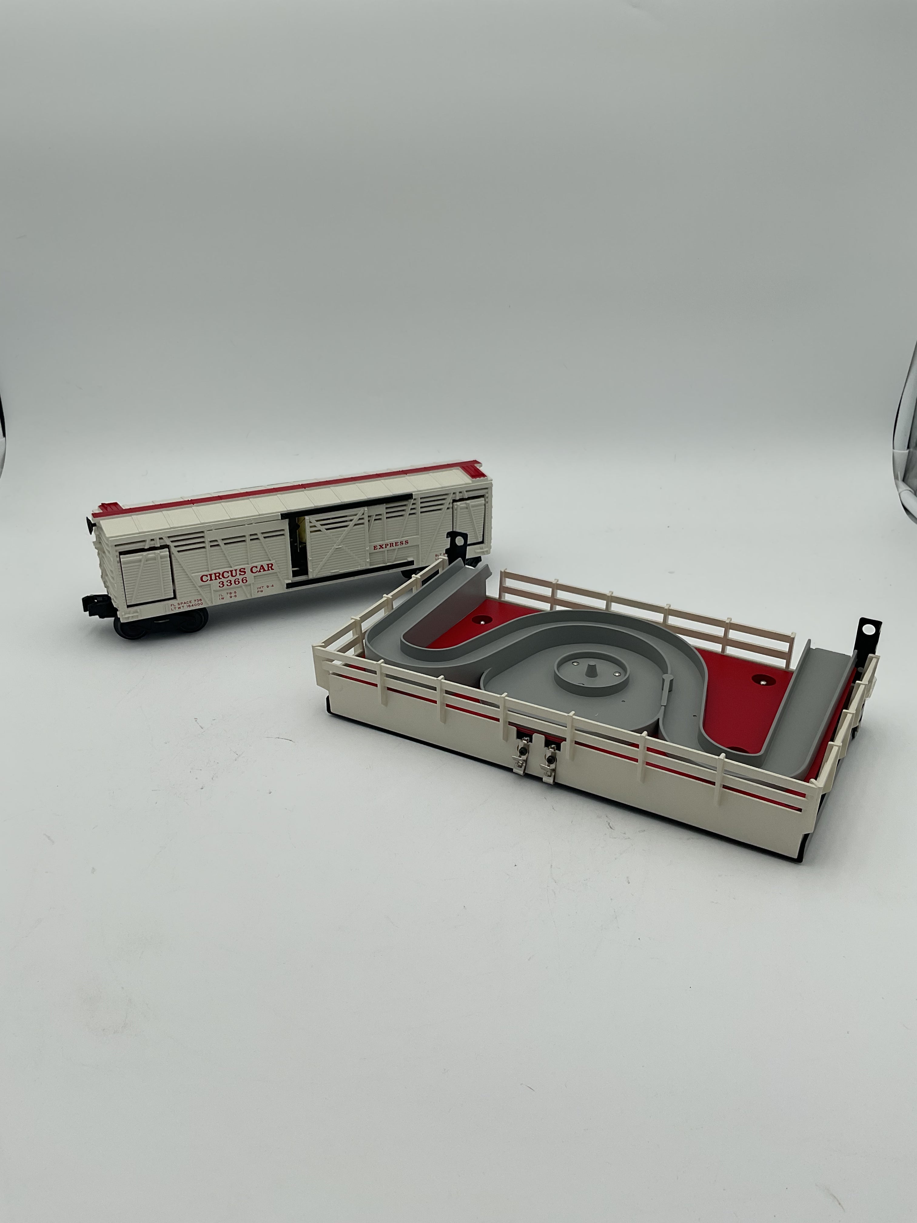Lionel O 36703 3666 Operating Stock Car and Corral