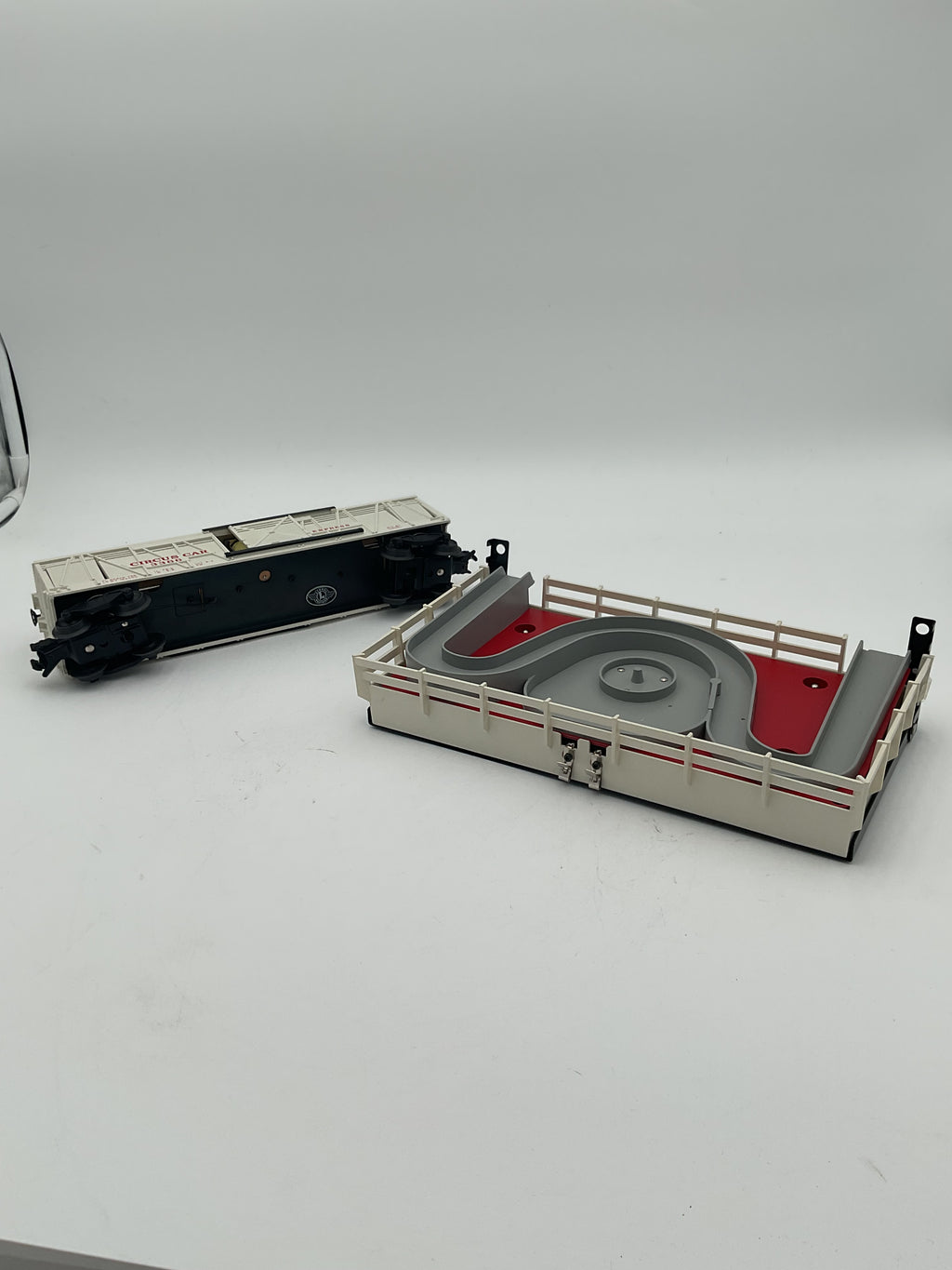 Lionel O 36703 3666 Operating Stock Car and Corral