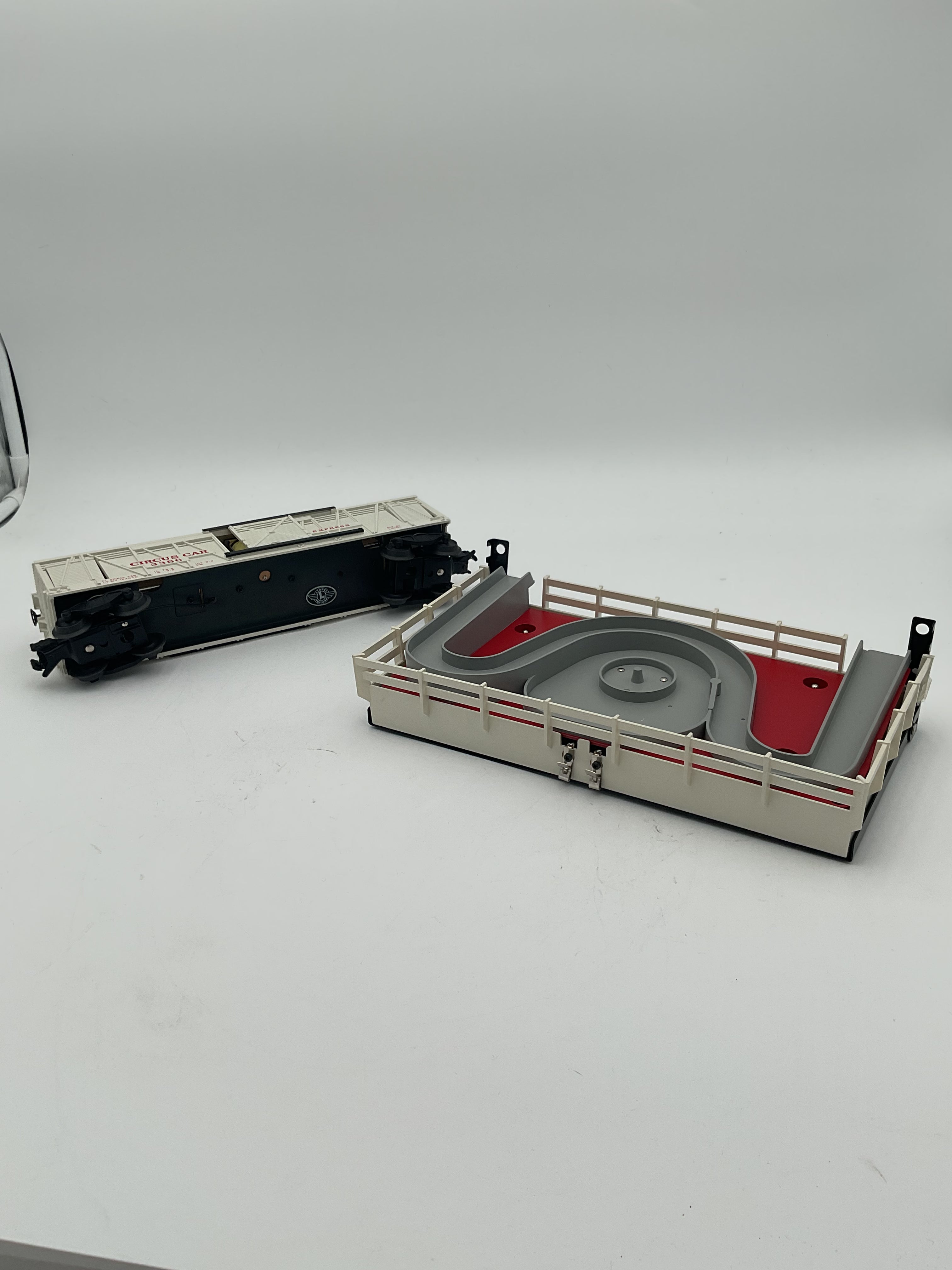 Lionel O 36703 3666 Operating Stock Car and Corral