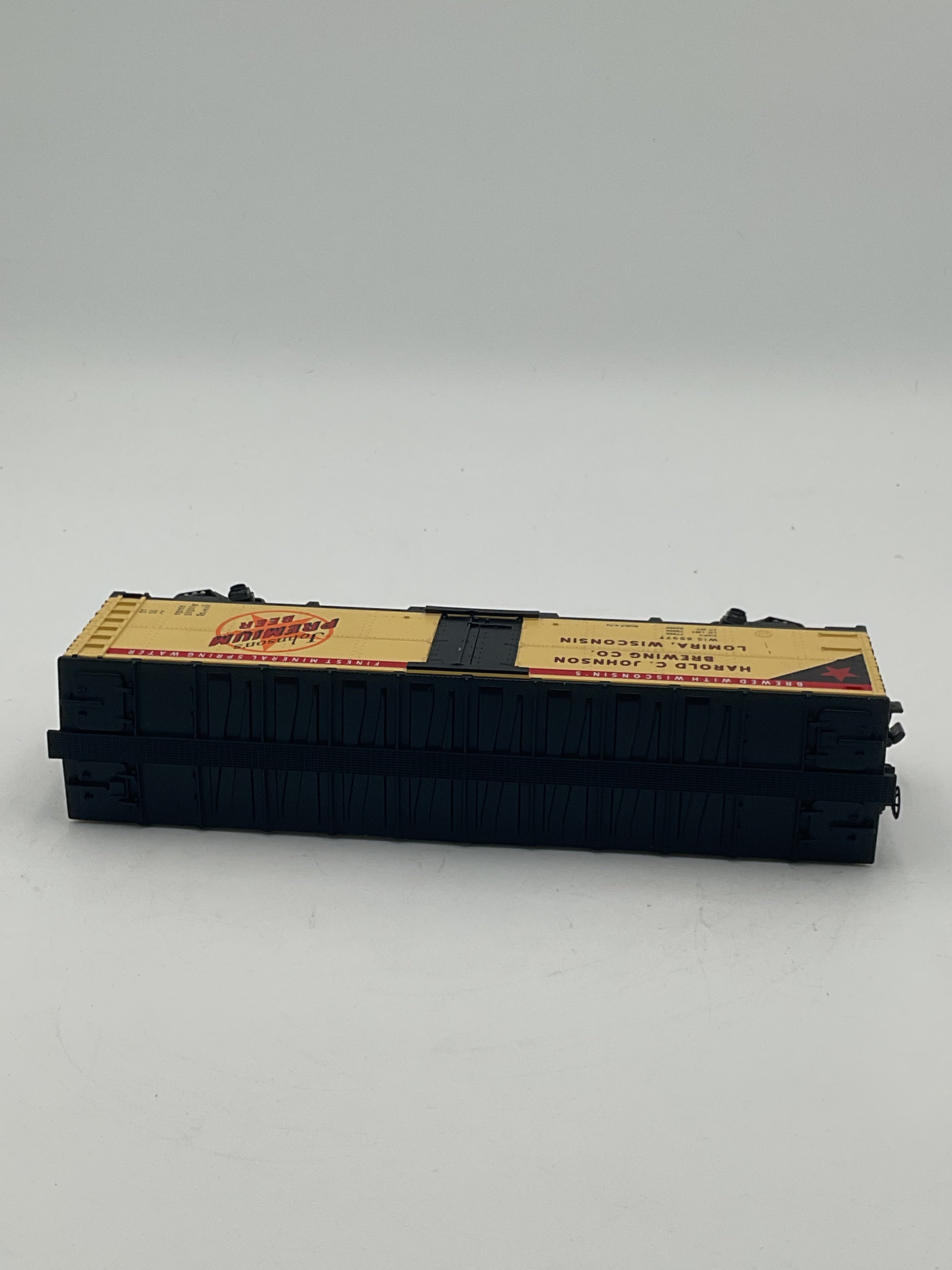 MTH 30-7851 Johnson’s Premium Beer Modern Reefer Car