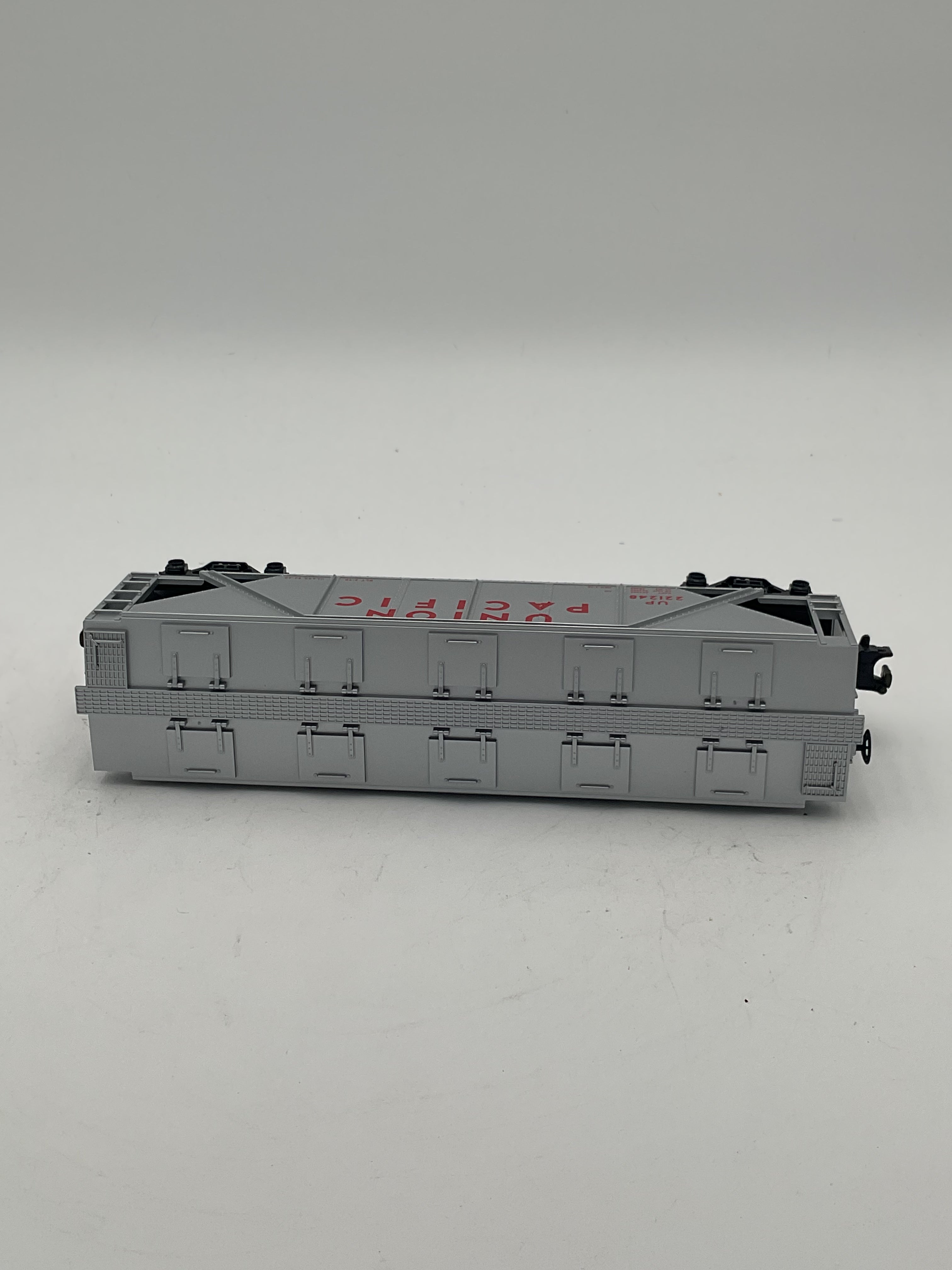 Lionel O 33-7503 Union Pacific 3-Bay Covered Hopper Car