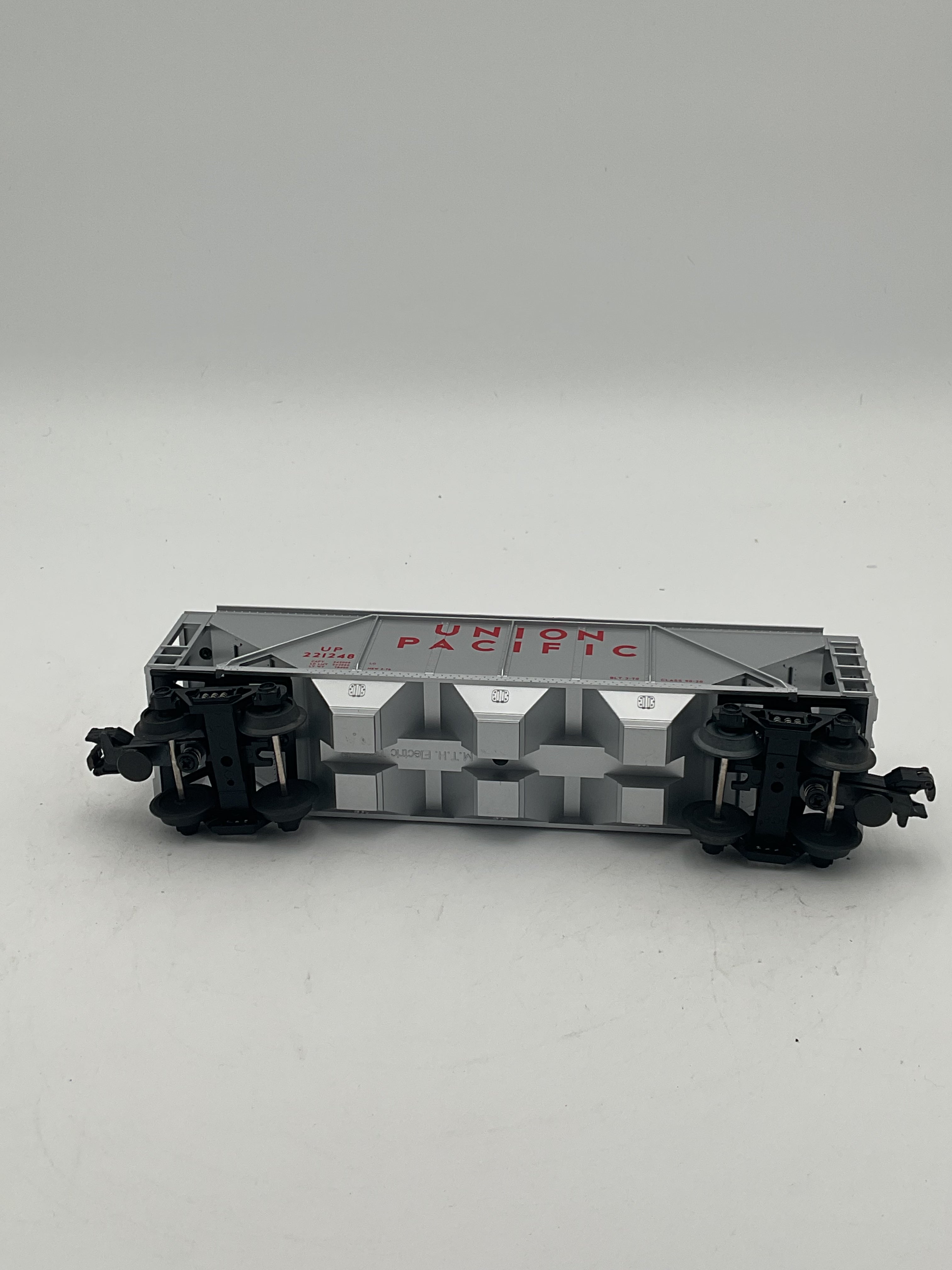 Lionel O 33-7503 Union Pacific 3-Bay Covered Hopper Car