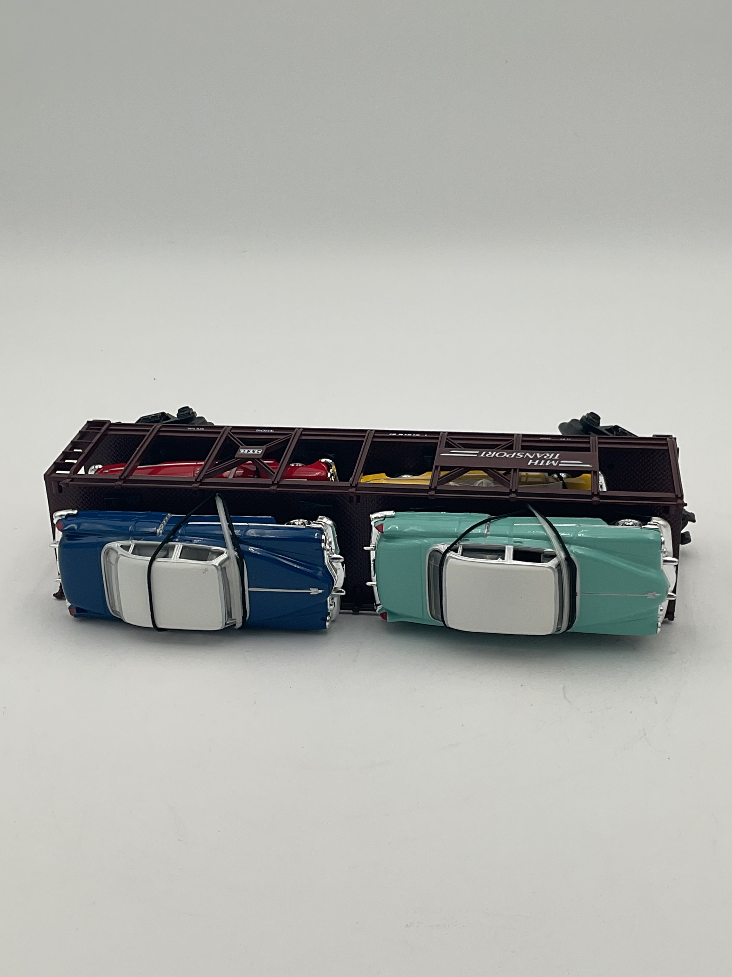 MTH 30-7628 MTH Auto Transport Auto Carrier w/ Ertl ‘52 Cadillac & ‘49 Ford Coupen