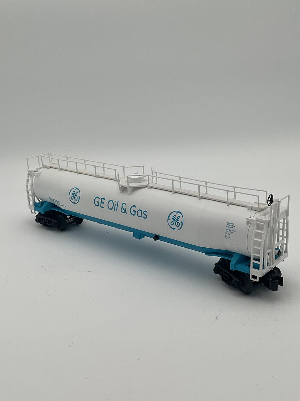MTH 30-73529 G.E. Oil and Gas 33K Gallon Tank Car