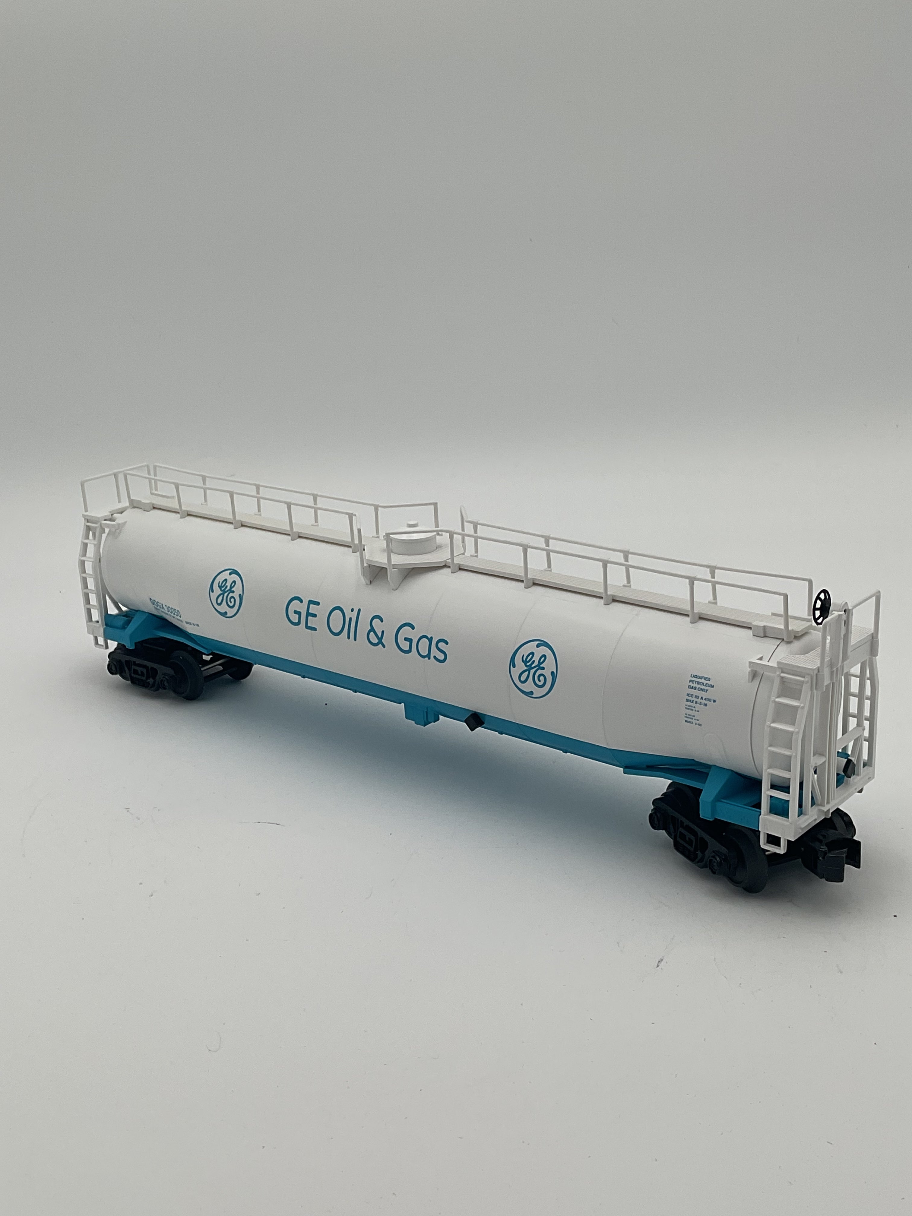 MTH 30-73529 G.E. Oil and Gas 33K Gallon Tank Car