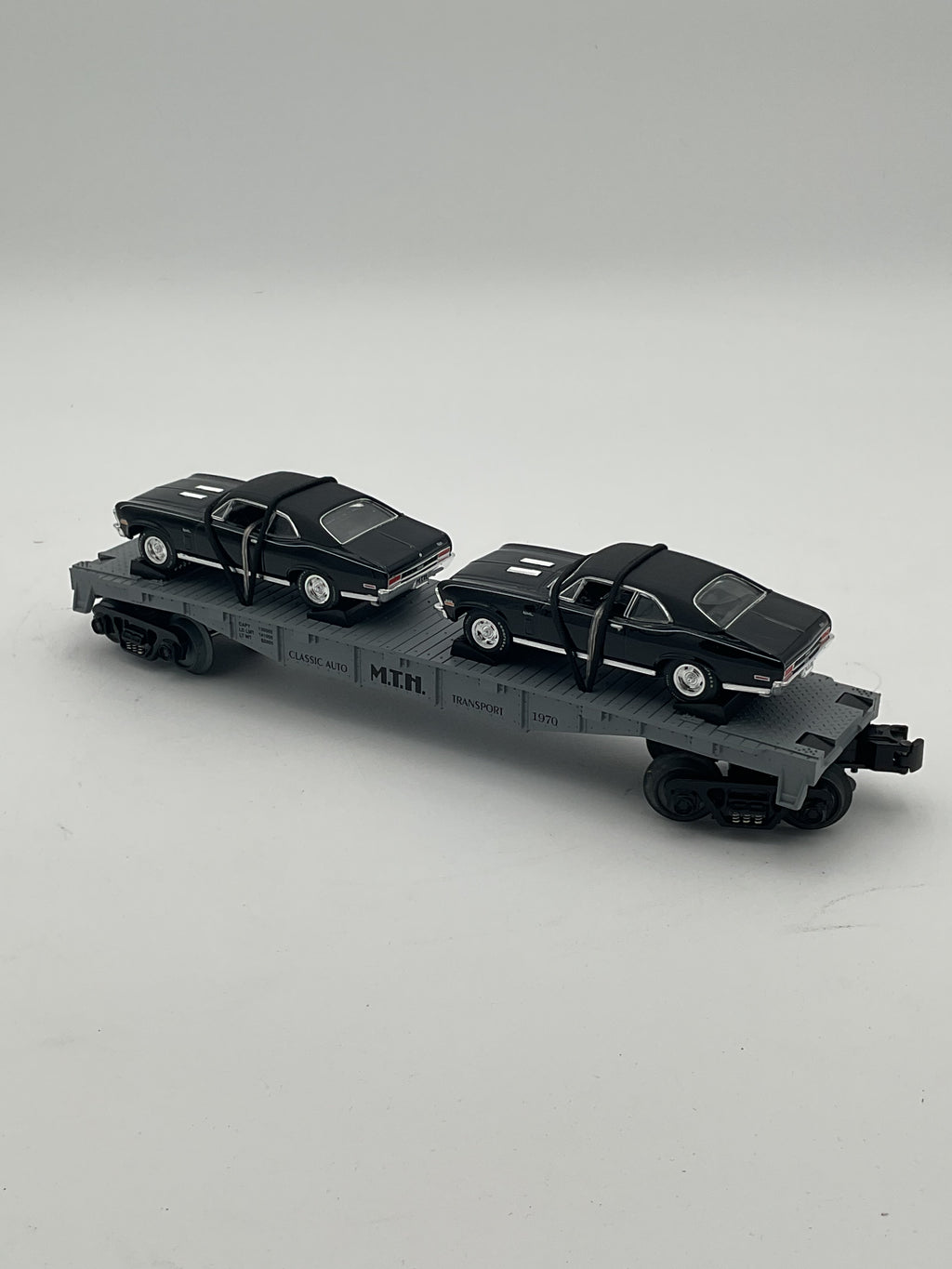 MTH 30-7661 Auto Transport Flatcar w/ Ertl ‘70 Nova’s
