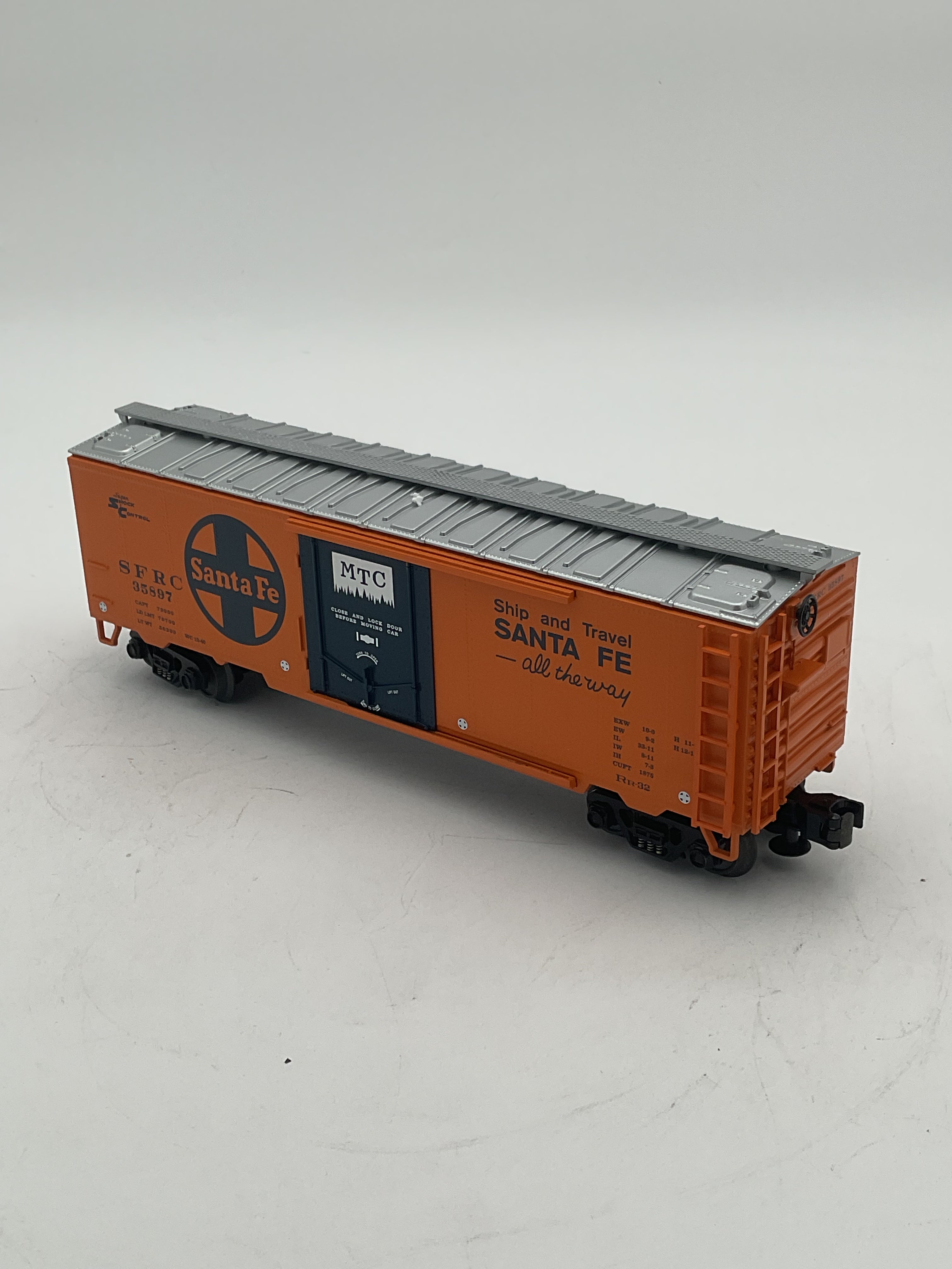 MTH 20-94022 Santa Fe (#35897) Operating Reefer Car w/ Unloading Ramp