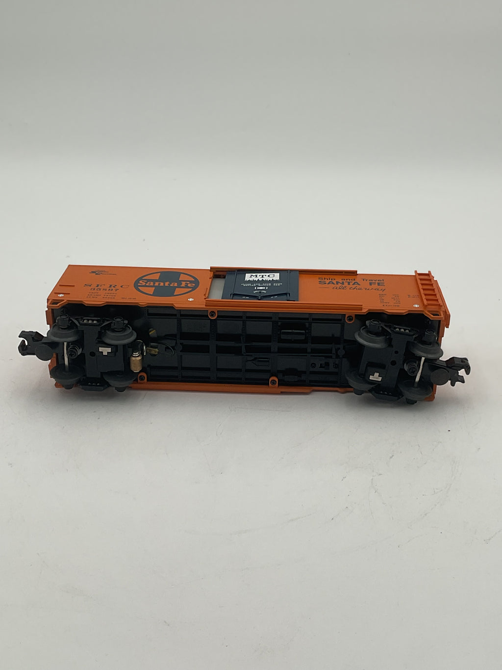 MTH 20-94022 Santa Fe (#35897) Operating Reefer Car w/ Unloading Ramp