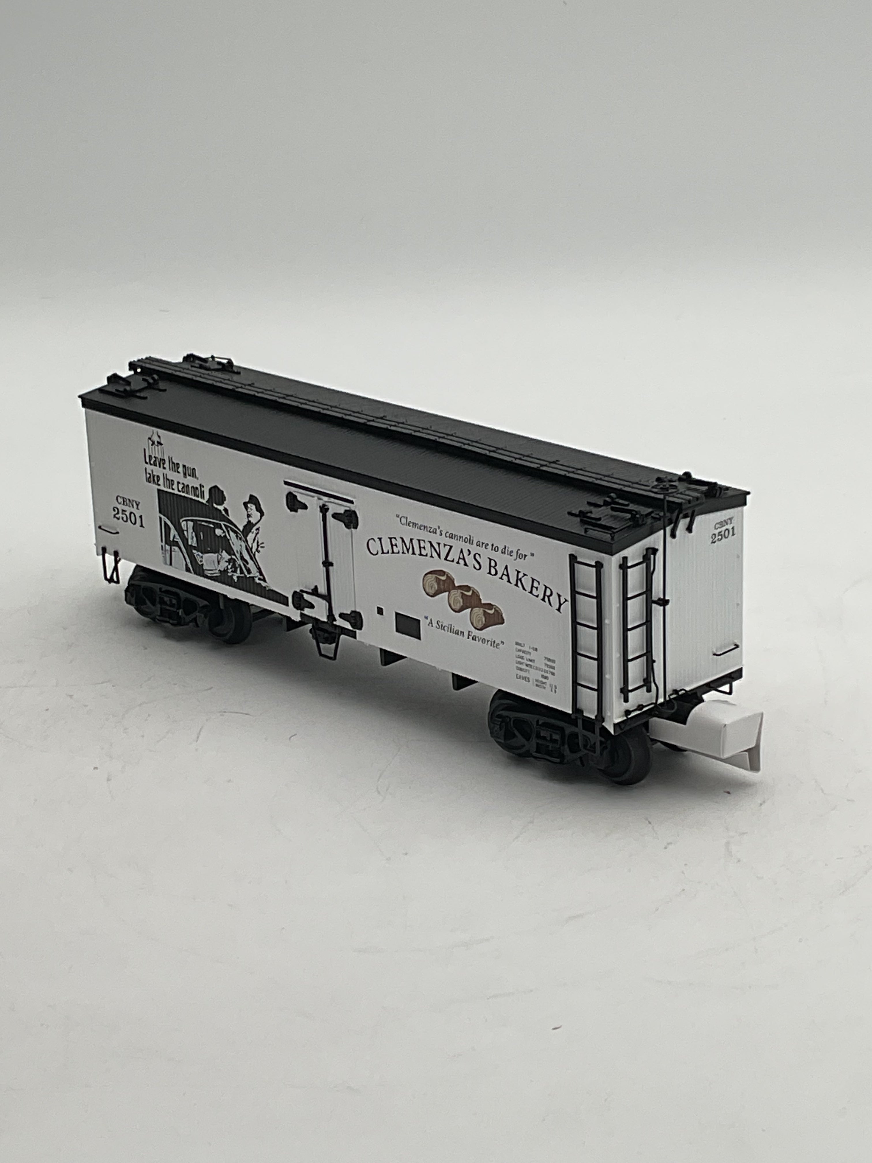 MTH 20-94671 Clemenza’s Bakery (#2501) 36’ Woodsided Reefer Car