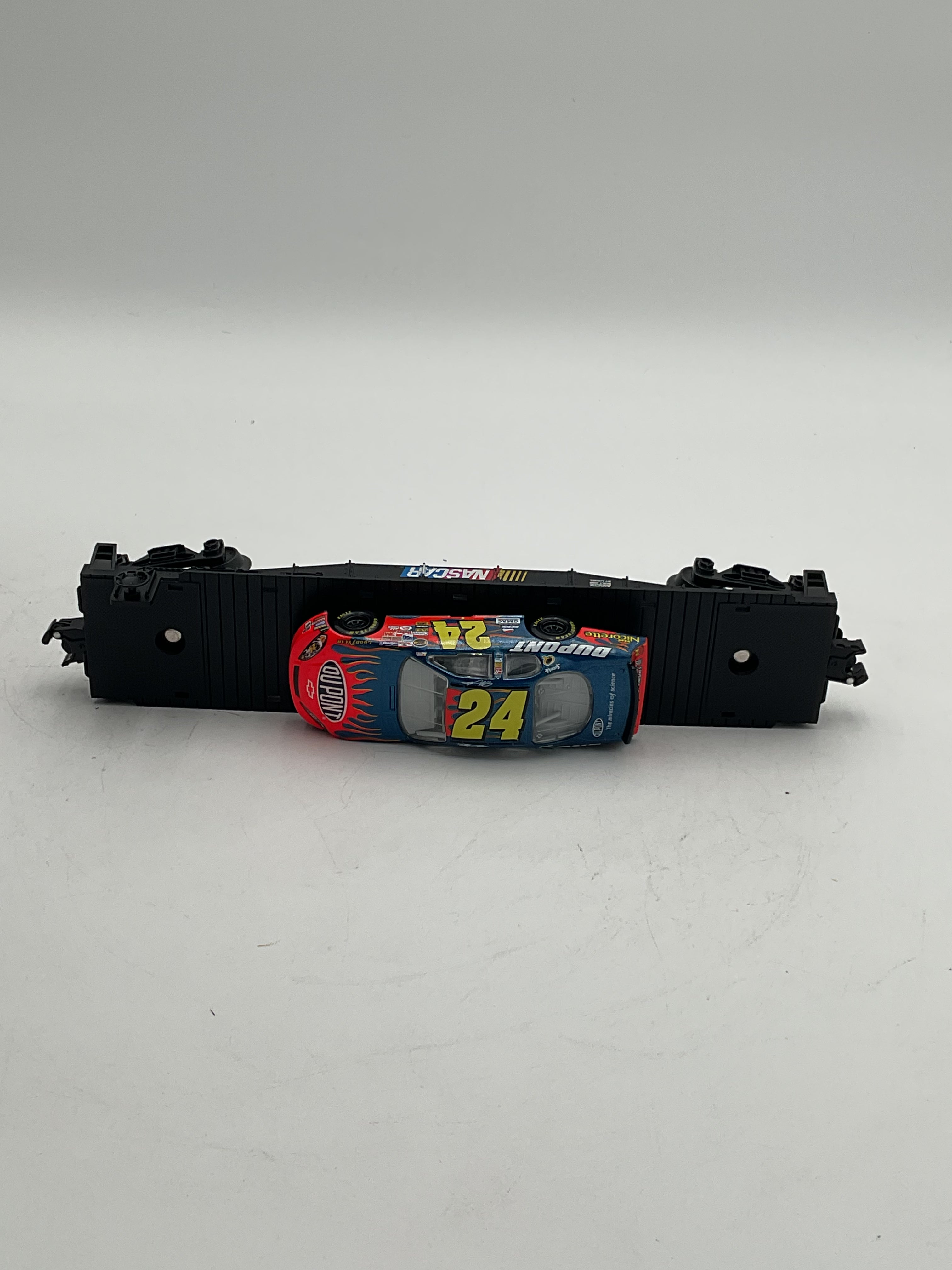 Lionel O 26348 Jeff Gordon Flatcar with Stock Car