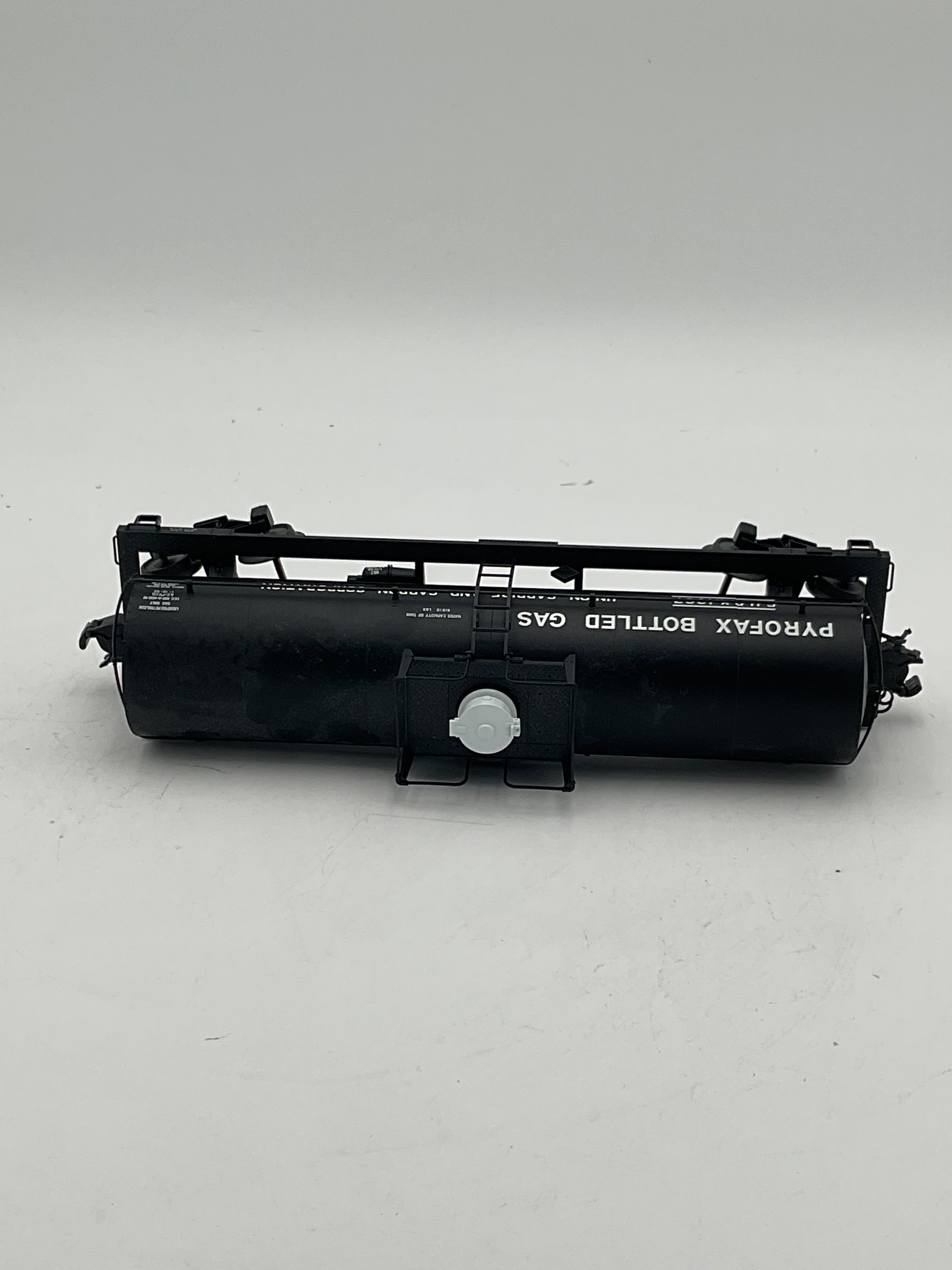 Atlas O 8204-2 11,000 Gallon Tank Car Pyrofax #1367 (3 Rail)
