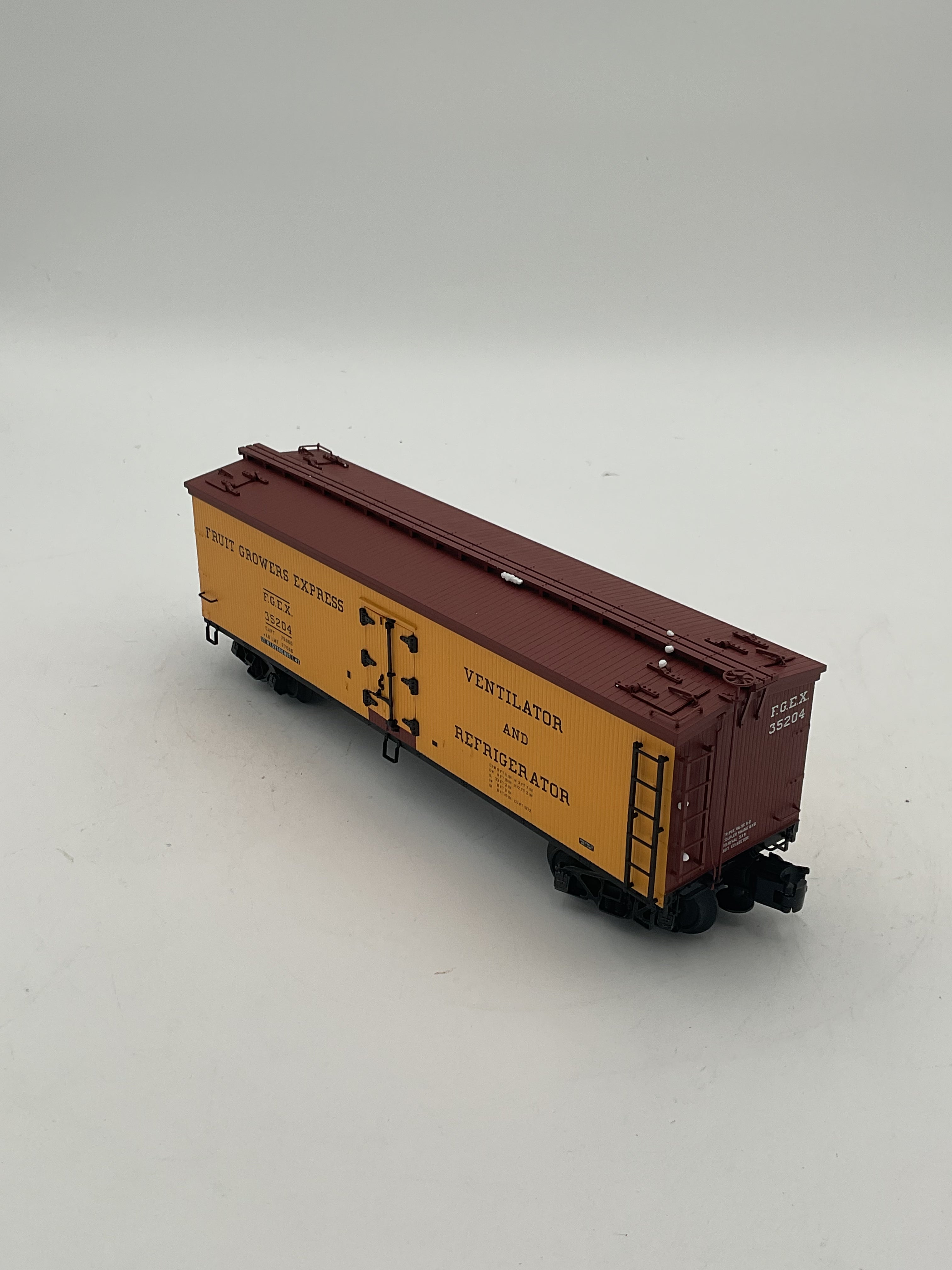 Atlas O 6740-1 40’ Woodside Refrigerator Car Fruit Growers Express #35204 (3 Rail)