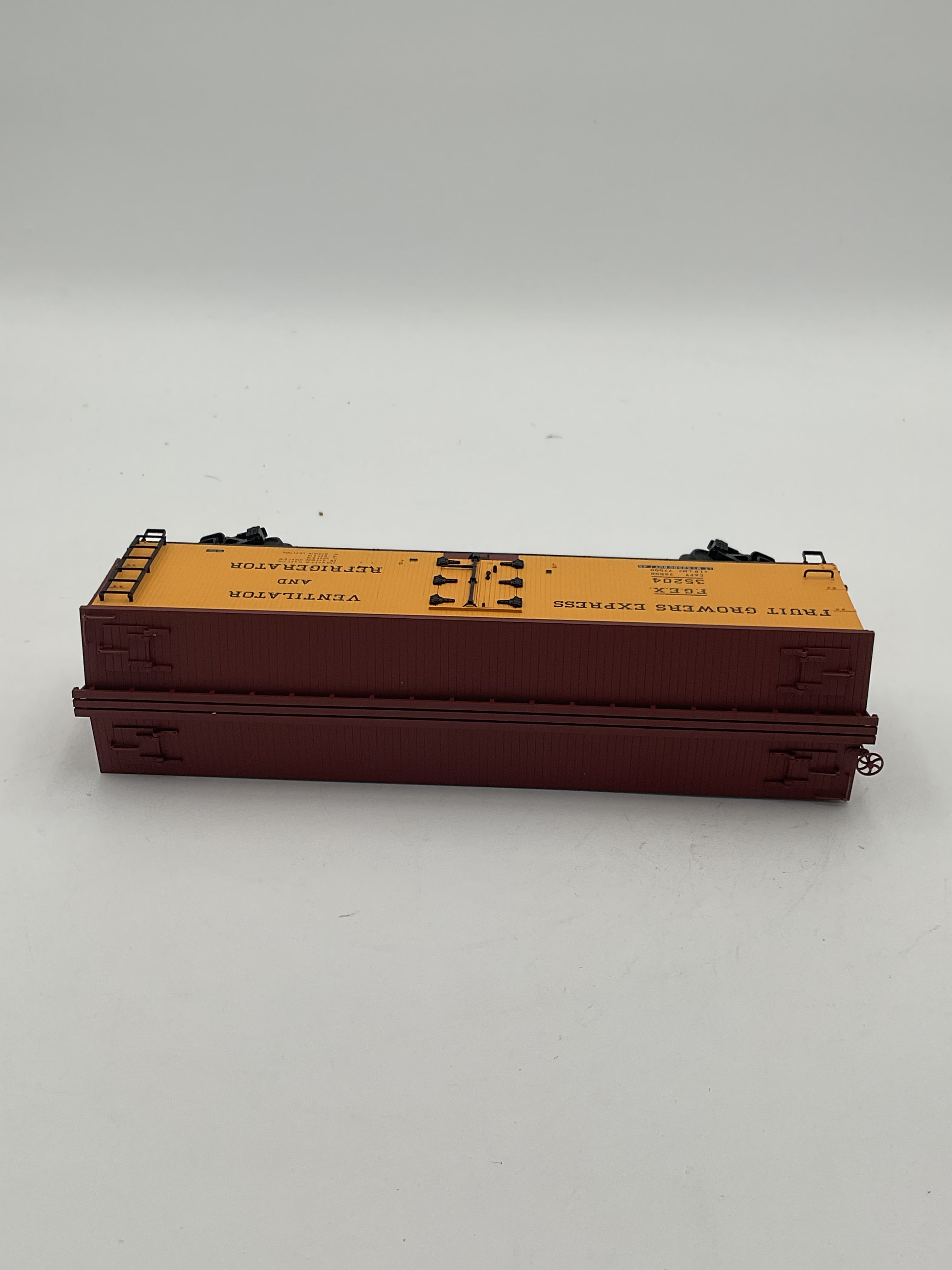 Atlas O 6740-1 40’ Woodside Refrigerator Car Fruit Growers Express #35204 (3 Rail)