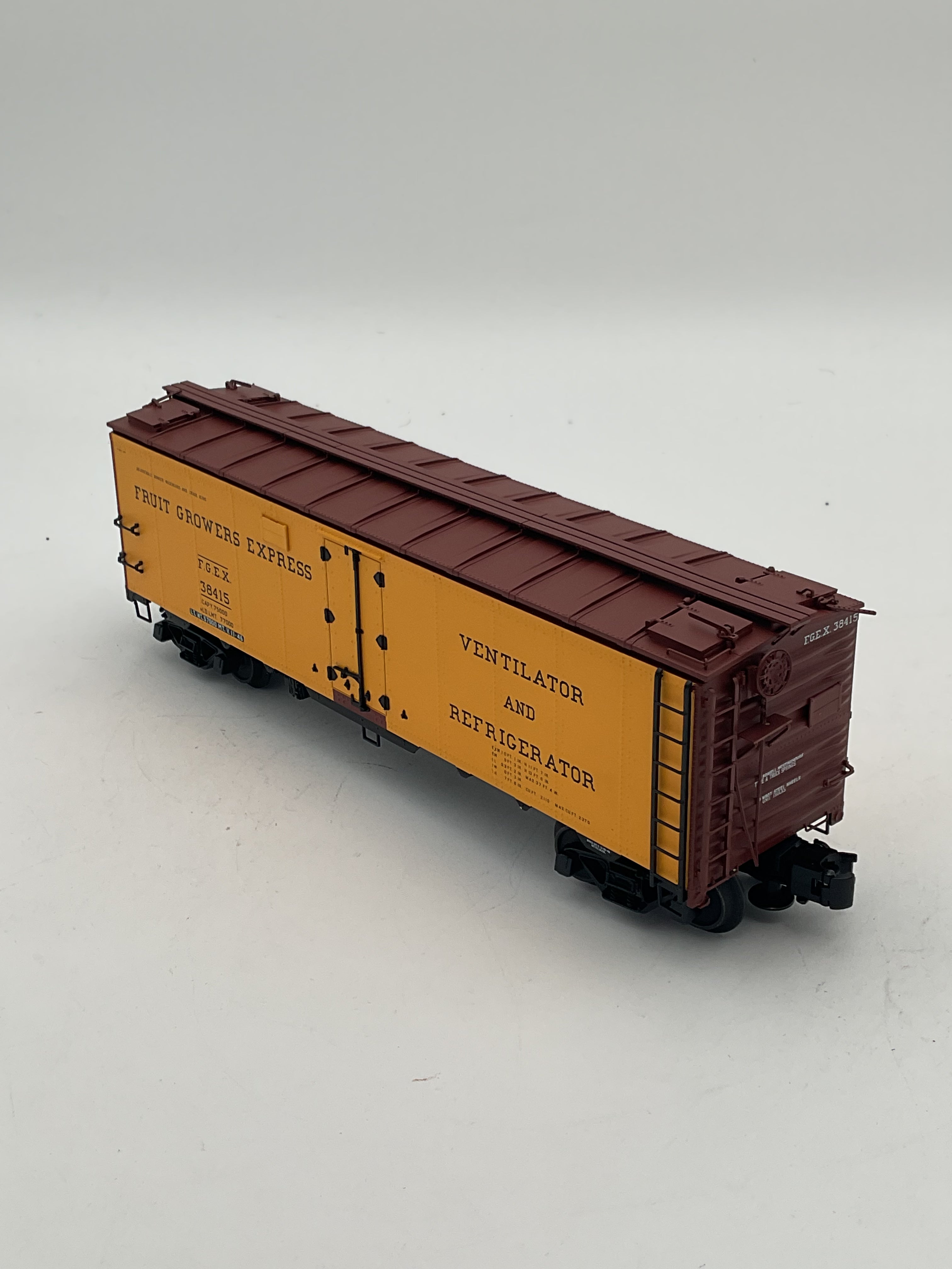 Atlas O 8552-2 40’Steel Reefer Car Fruit Growers Express #38415 [3 Rail]