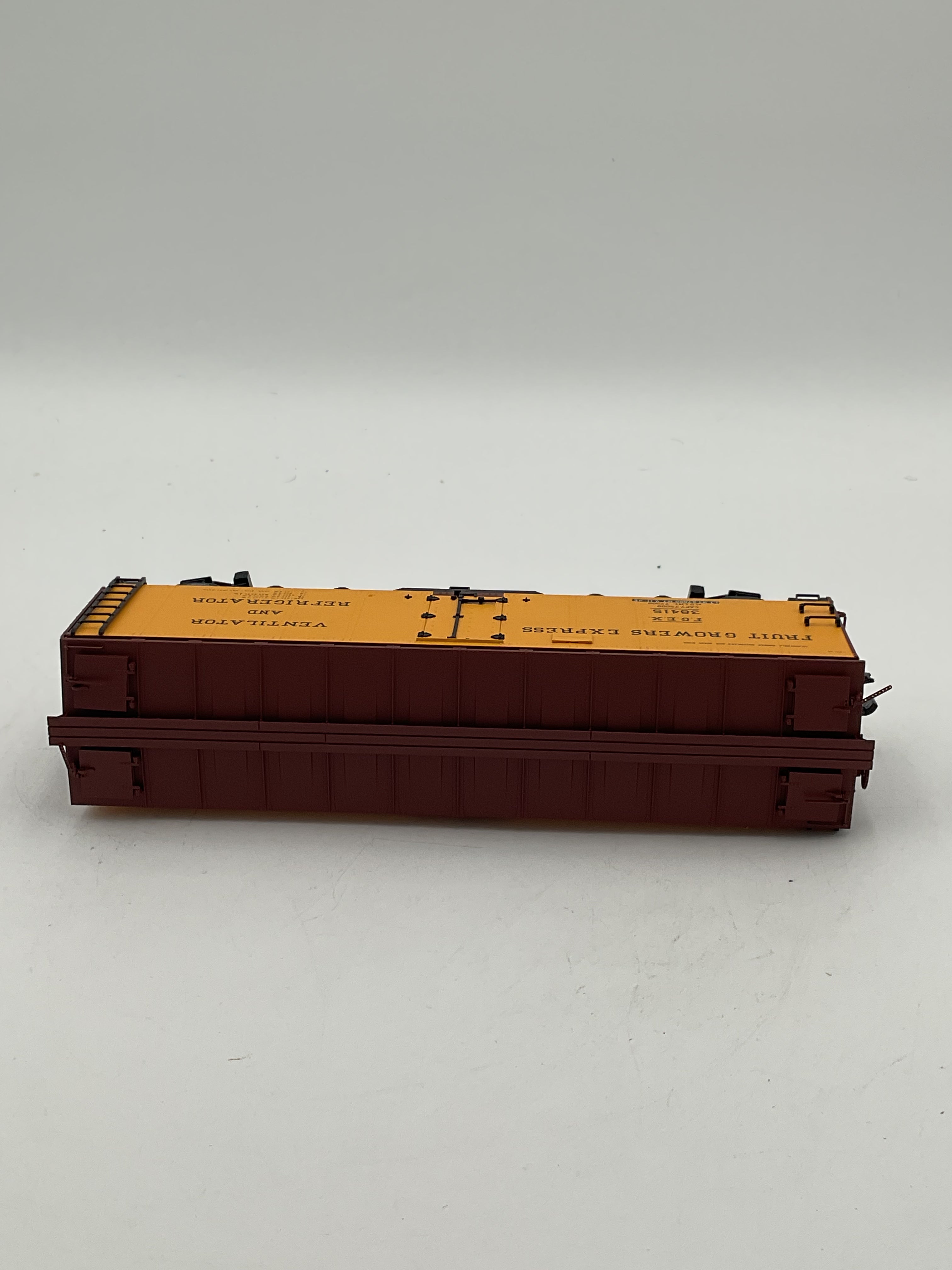 Atlas O 8552-2 40’Steel Reefer Car Fruit Growers Express #38415 [3 Rail]