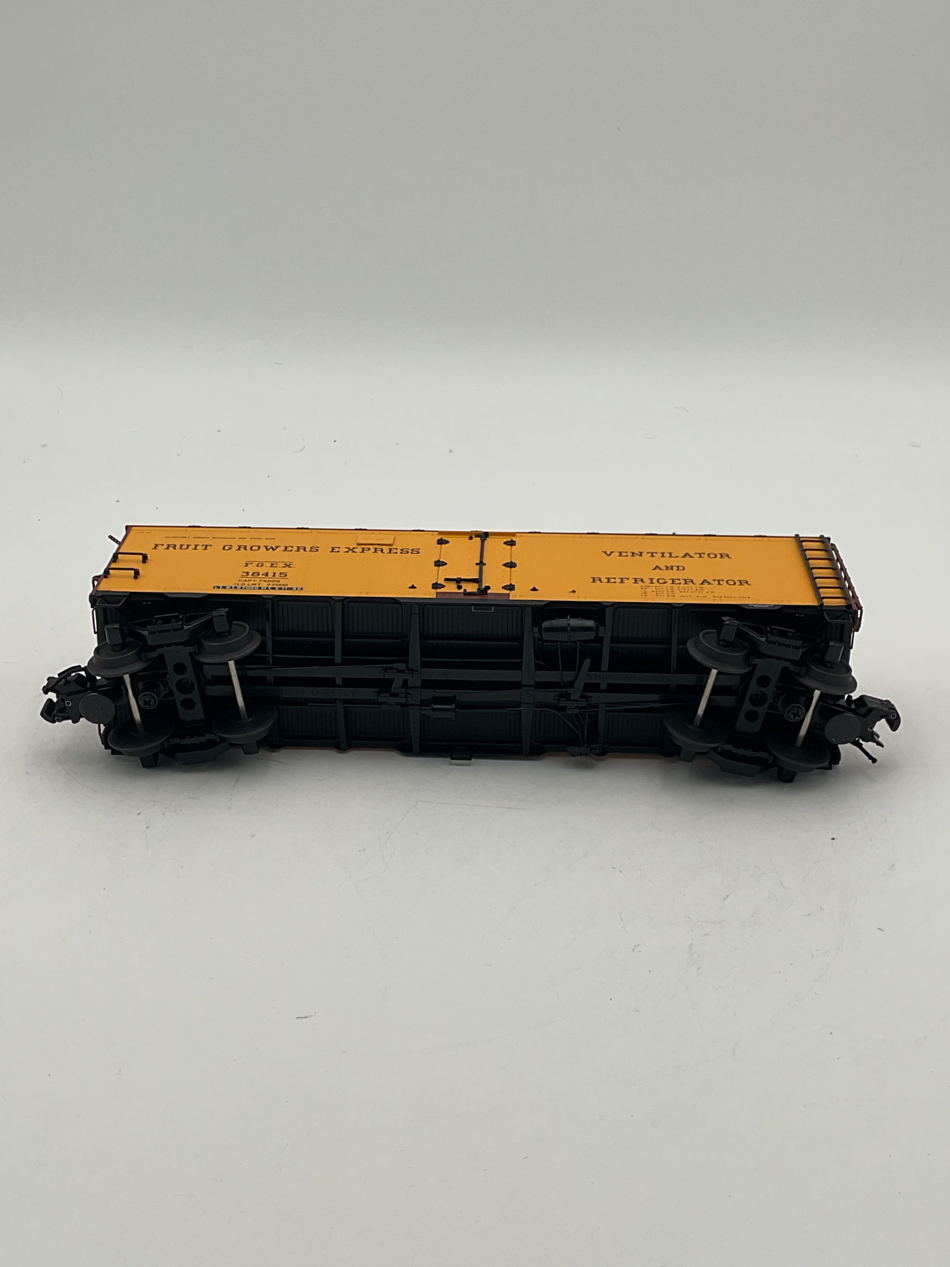 Atlas O 8552-2 40’Steel Reefer Car Fruit Growers Express #38415 [3 Rail]