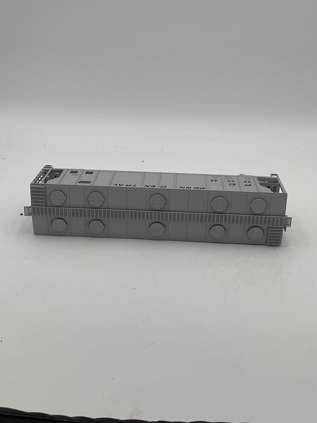 Atlas O Trainman 2002567-2 3-Bay PS-2 Covered Hopper Penn Central #883545 [2 Rail]