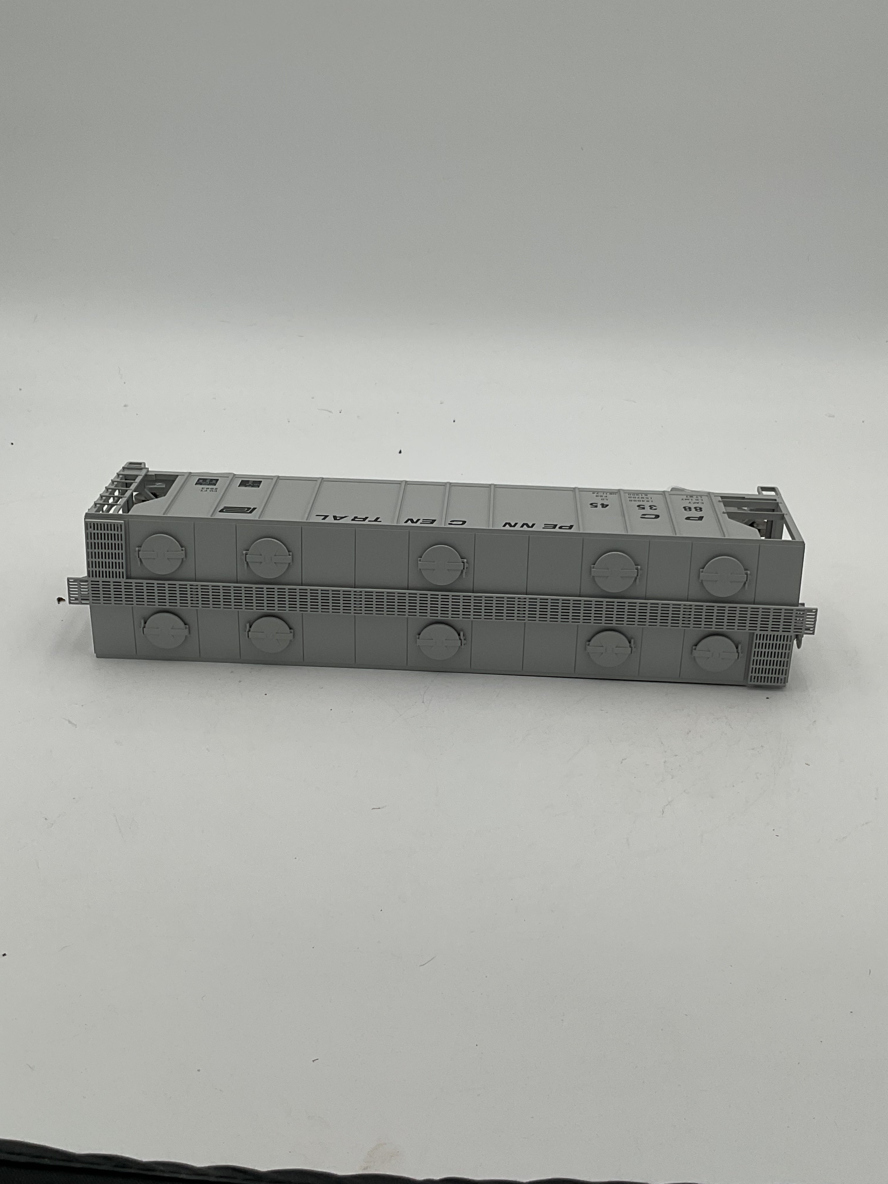 Atlas O Trainman 2002567-2 3-Bay PS-2 Covered Hopper Penn Central #883545 [2 Rail]