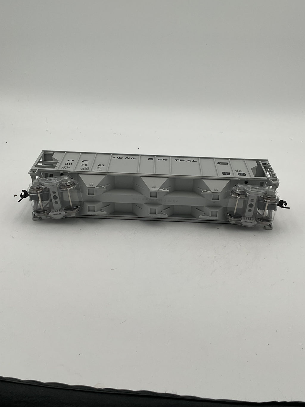 Atlas O Trainman 2002567-2 3-Bay PS-2 Covered Hopper Penn Central #883545 [2 Rail]