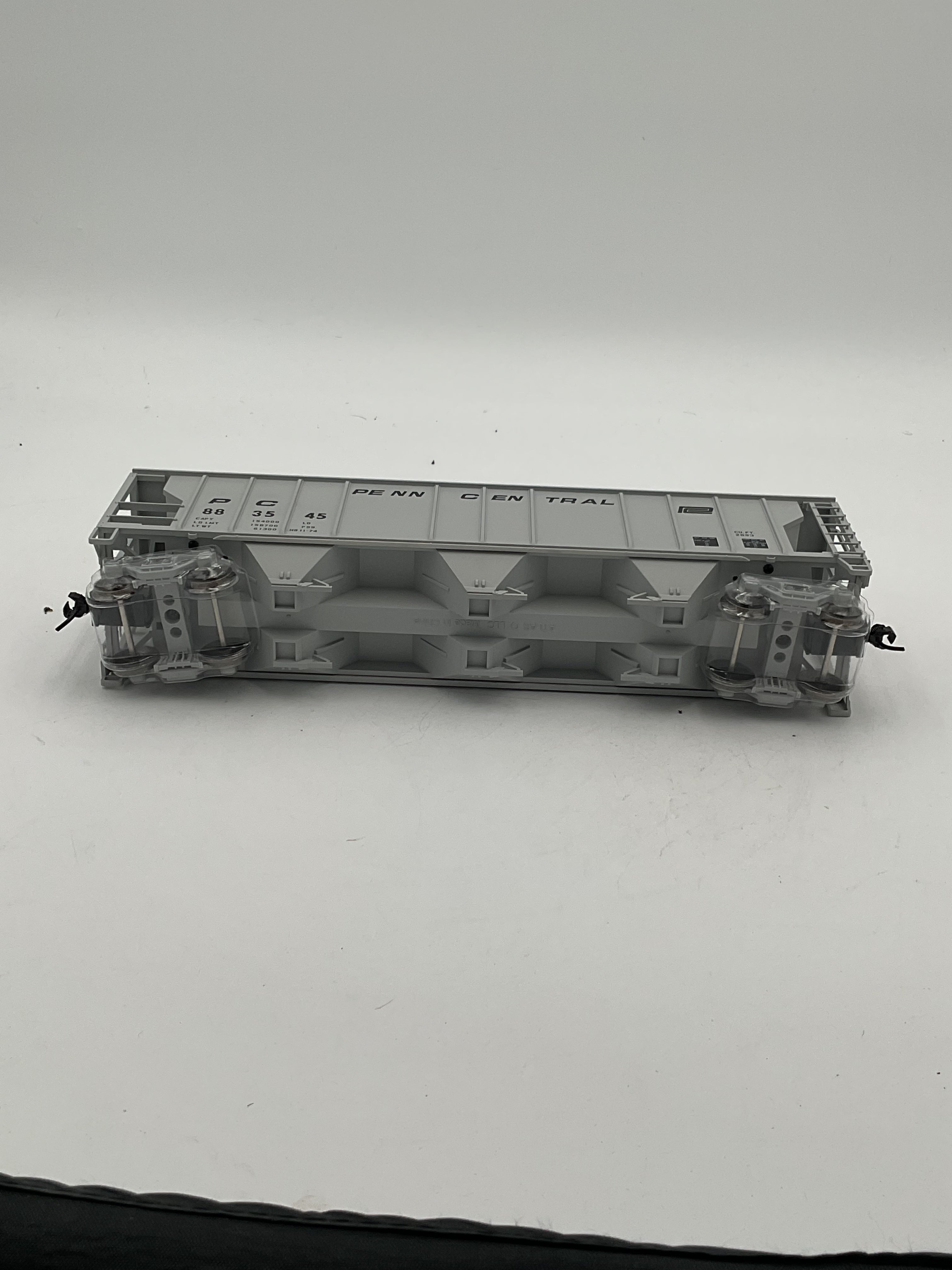 Atlas O Trainman 2002567-2 3-Bay PS-2 Covered Hopper Penn Central #883545 [2 Rail]