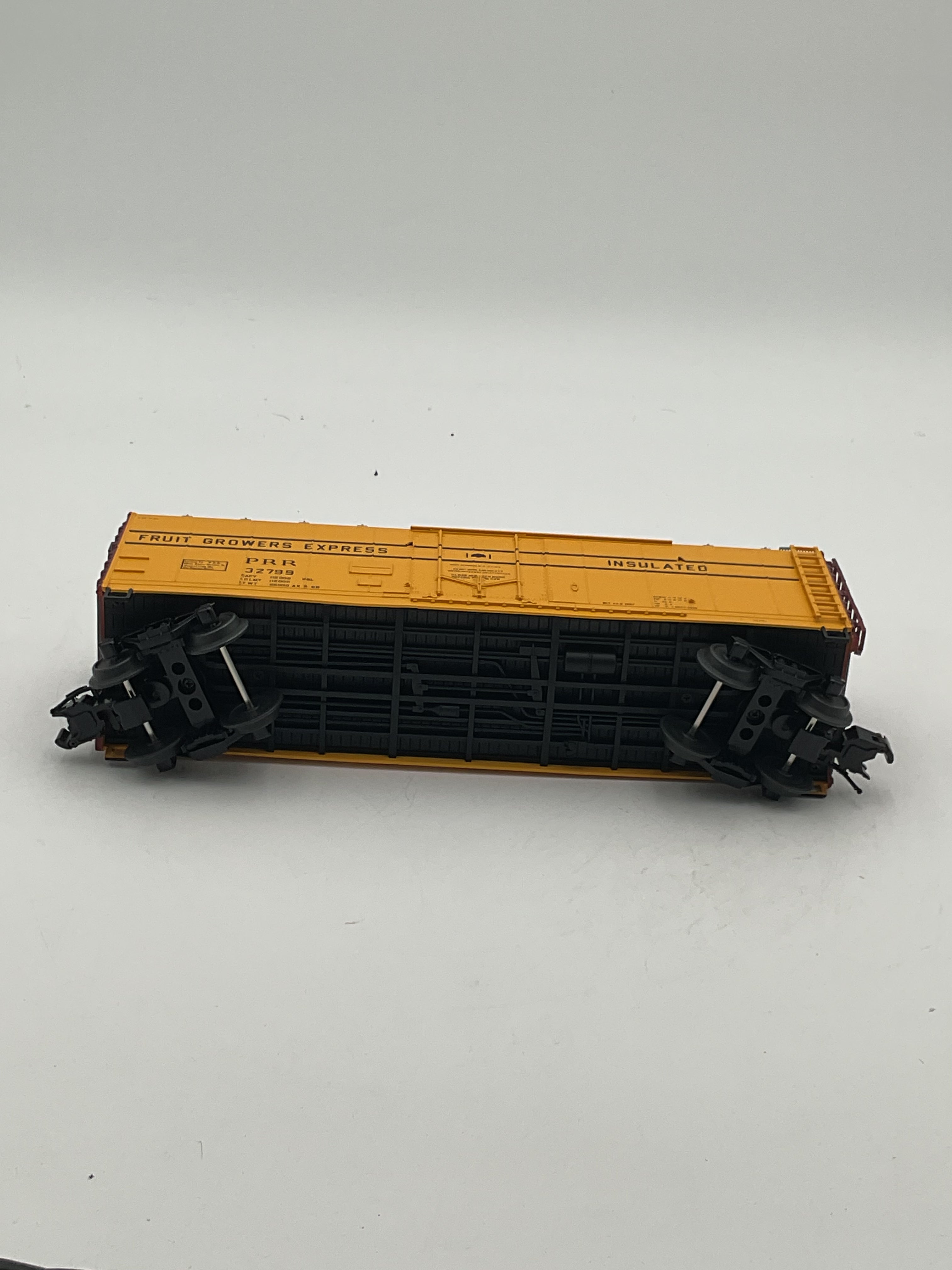 Atlas O 2002307-2 40’ Plug Door Box Car Fruit Growers Express (PRR) #32799 [3 Rail]