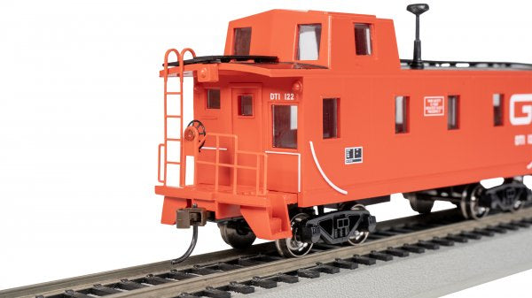 Bachmann HO 14004 STREAMLINED CABOOSE WITH OFFSET CUPOLA - GRAND TRUNK #122