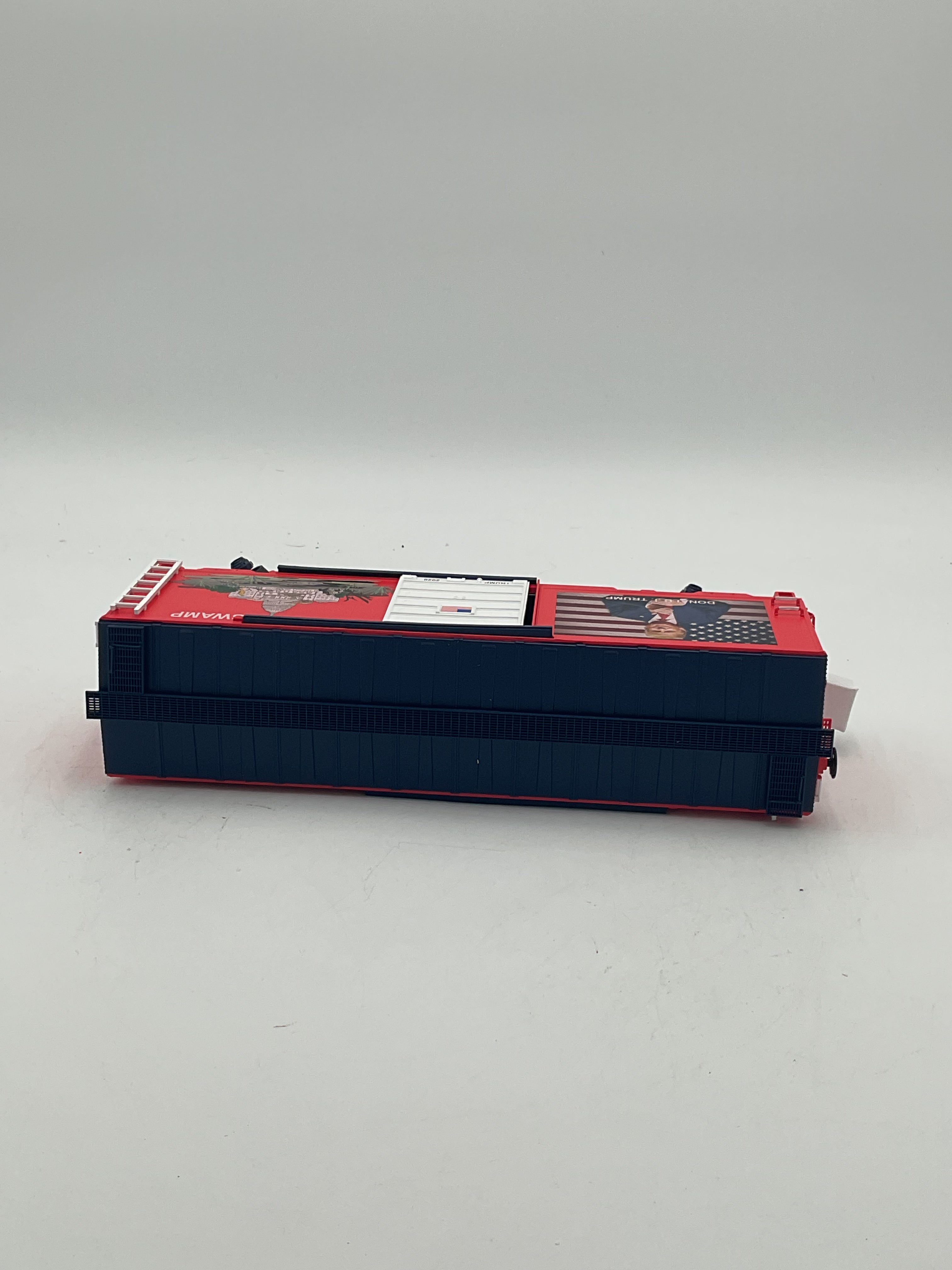 MTH 20-93886 Donald Trump "Drain The Swamp" 40' Box Car